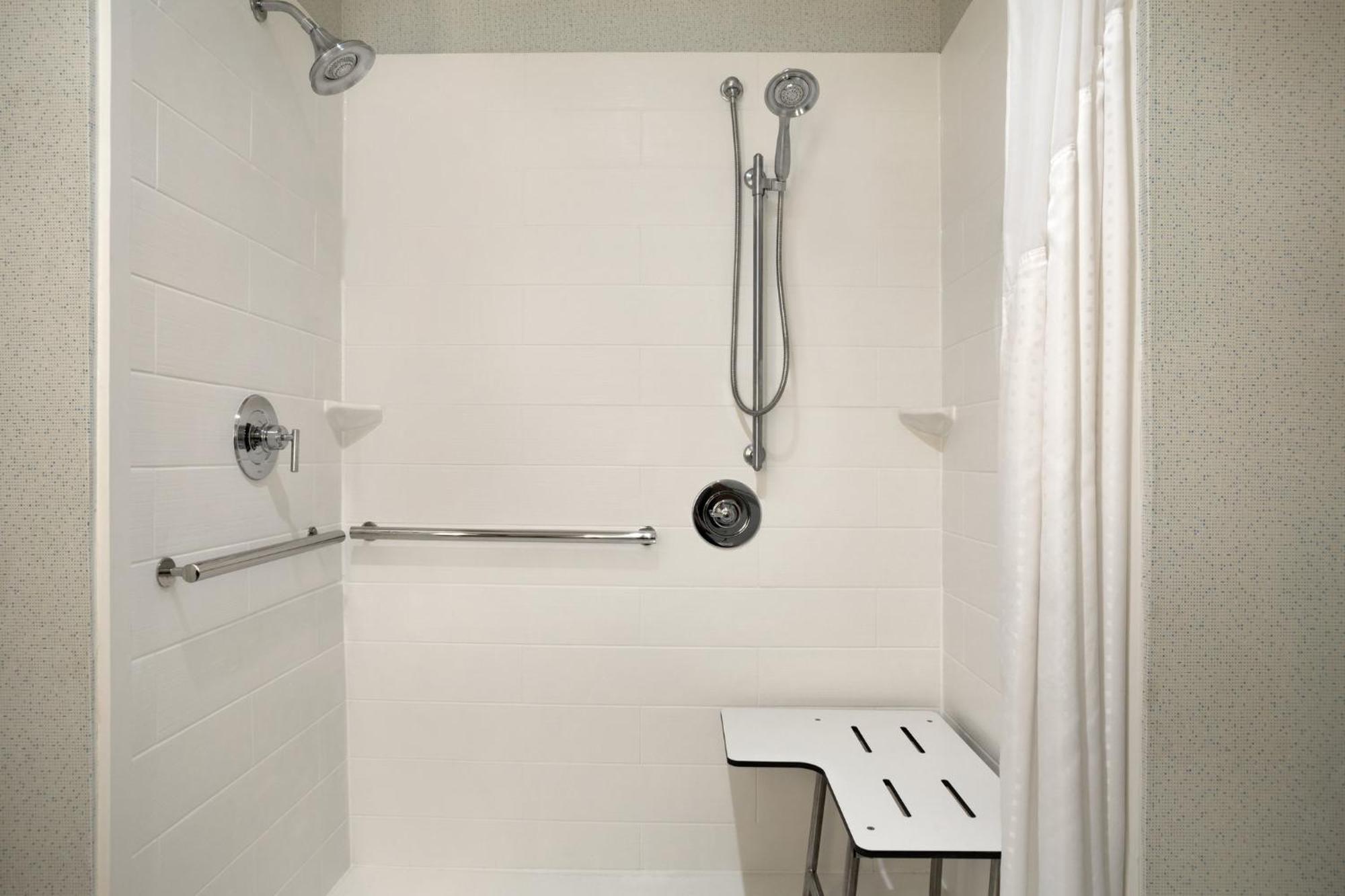 Deluxe King Room with Roll In Shower - Disability Access/Non-Smoking