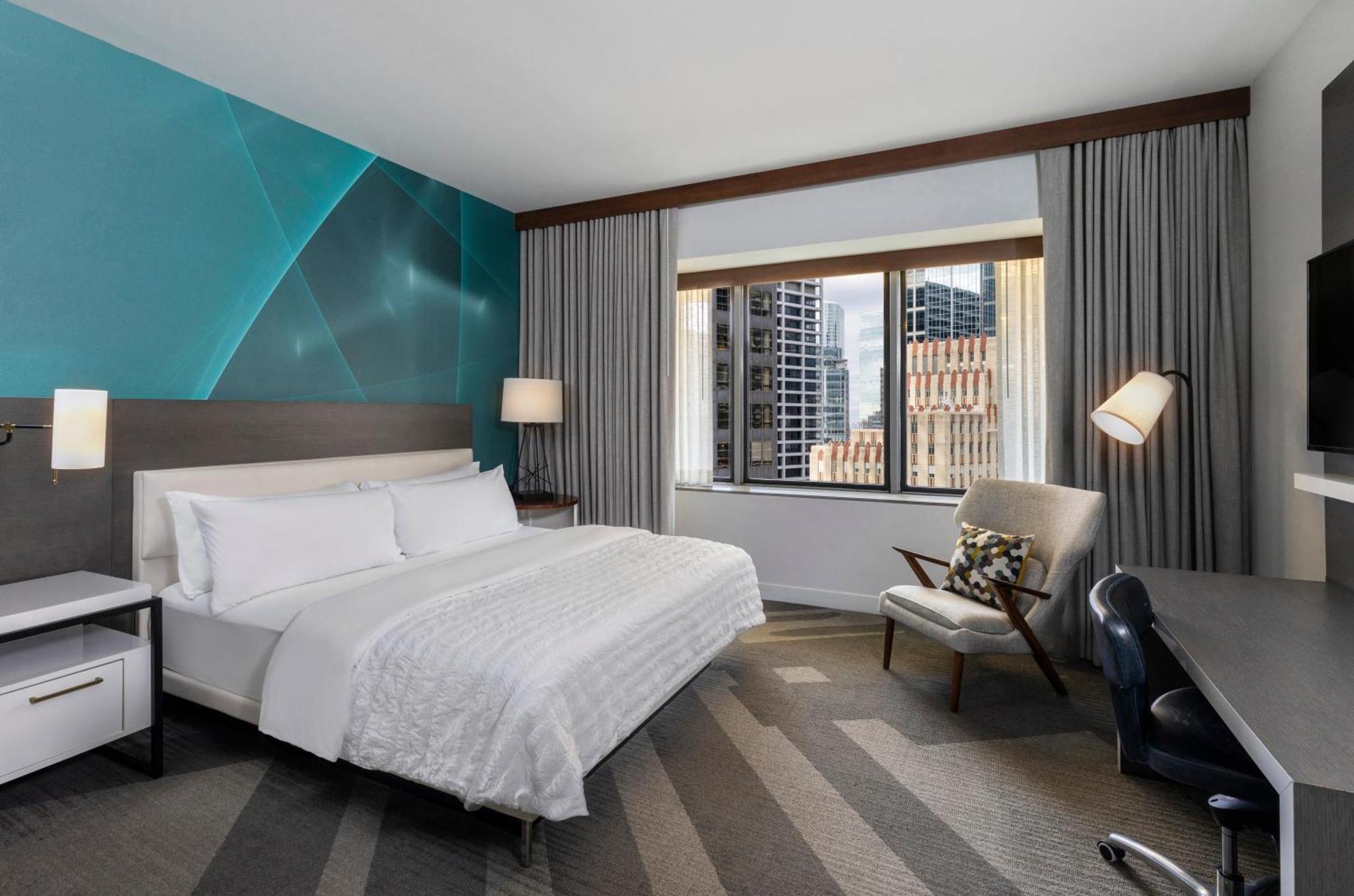 Premium Zimmer mit Kingsize-Bett und Blick auf die Stadt