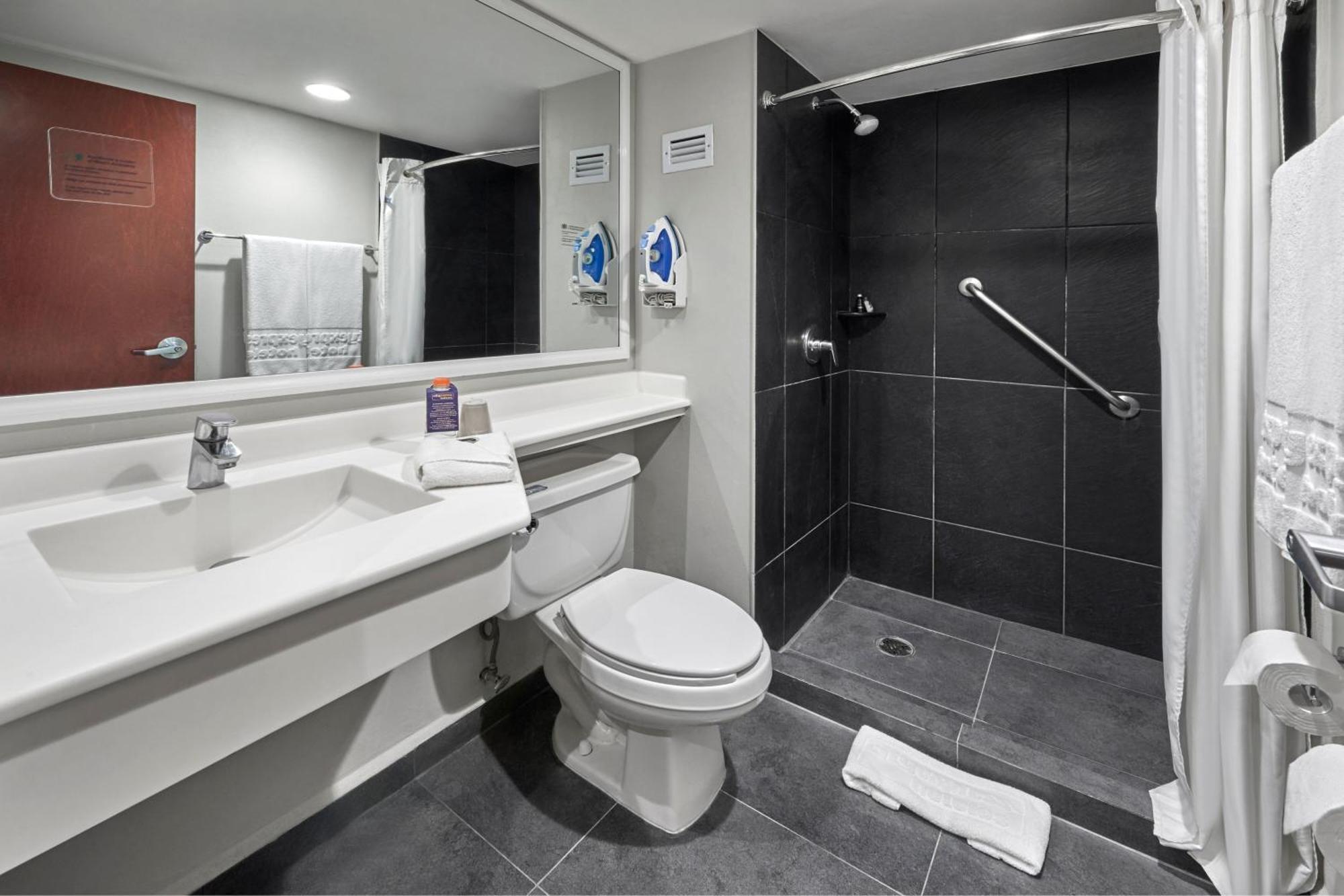 Habitación con cama grande