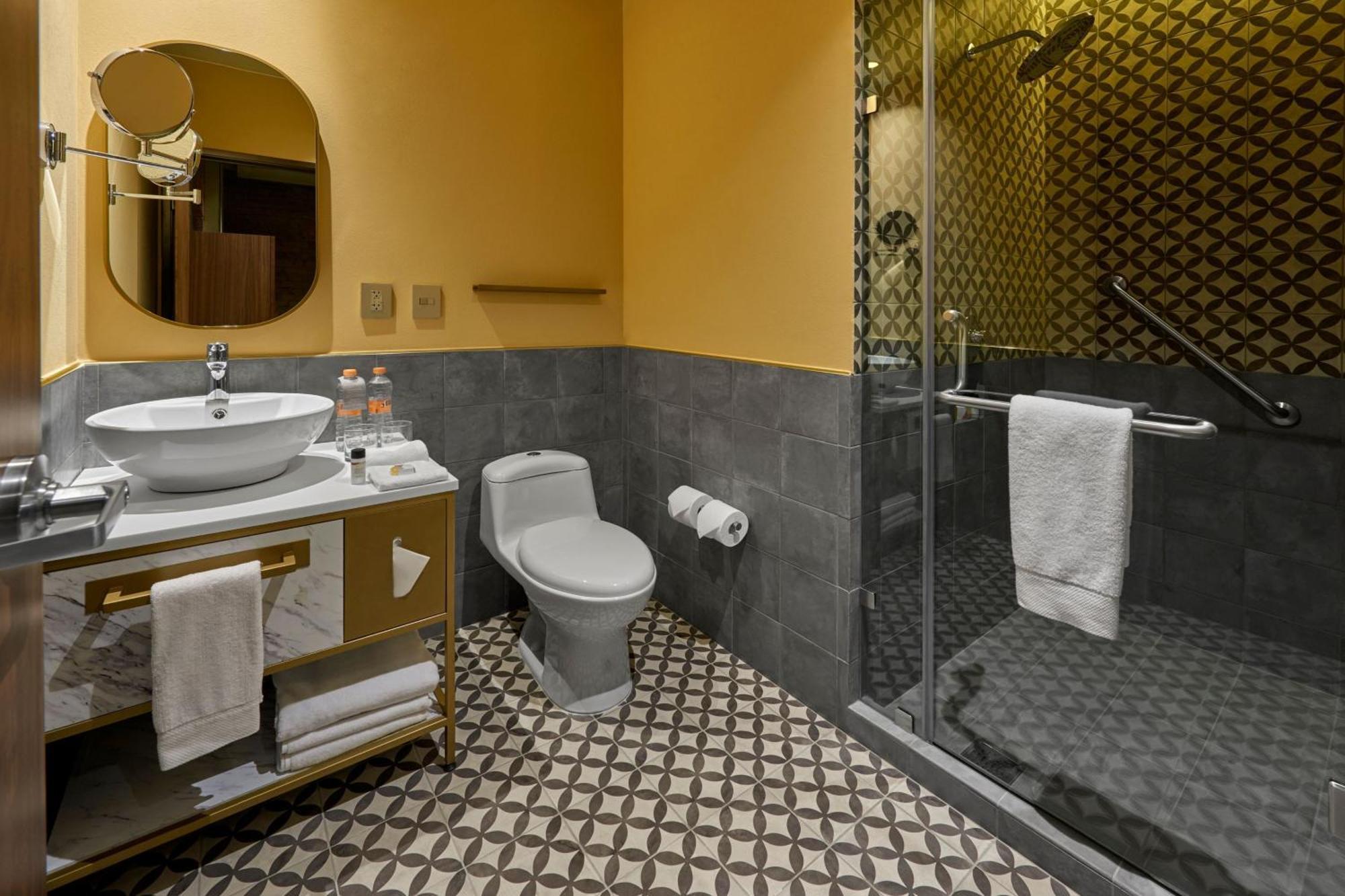 Habitación con cama grande