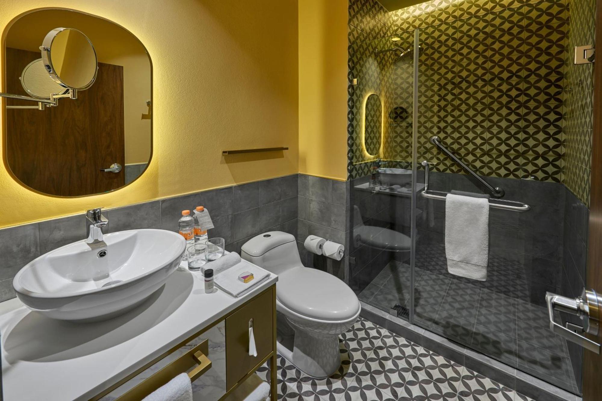 Habitación con cama extragrande y balcón