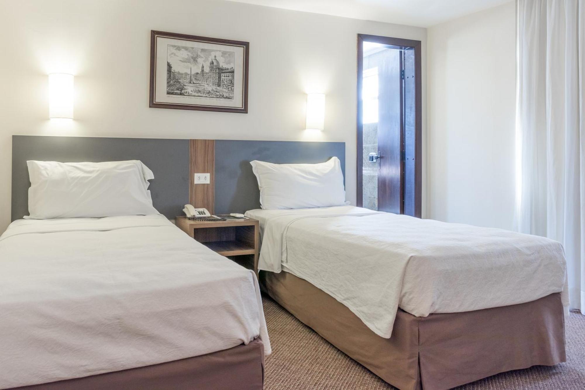 Quarto com 2 Camas de Solteiro