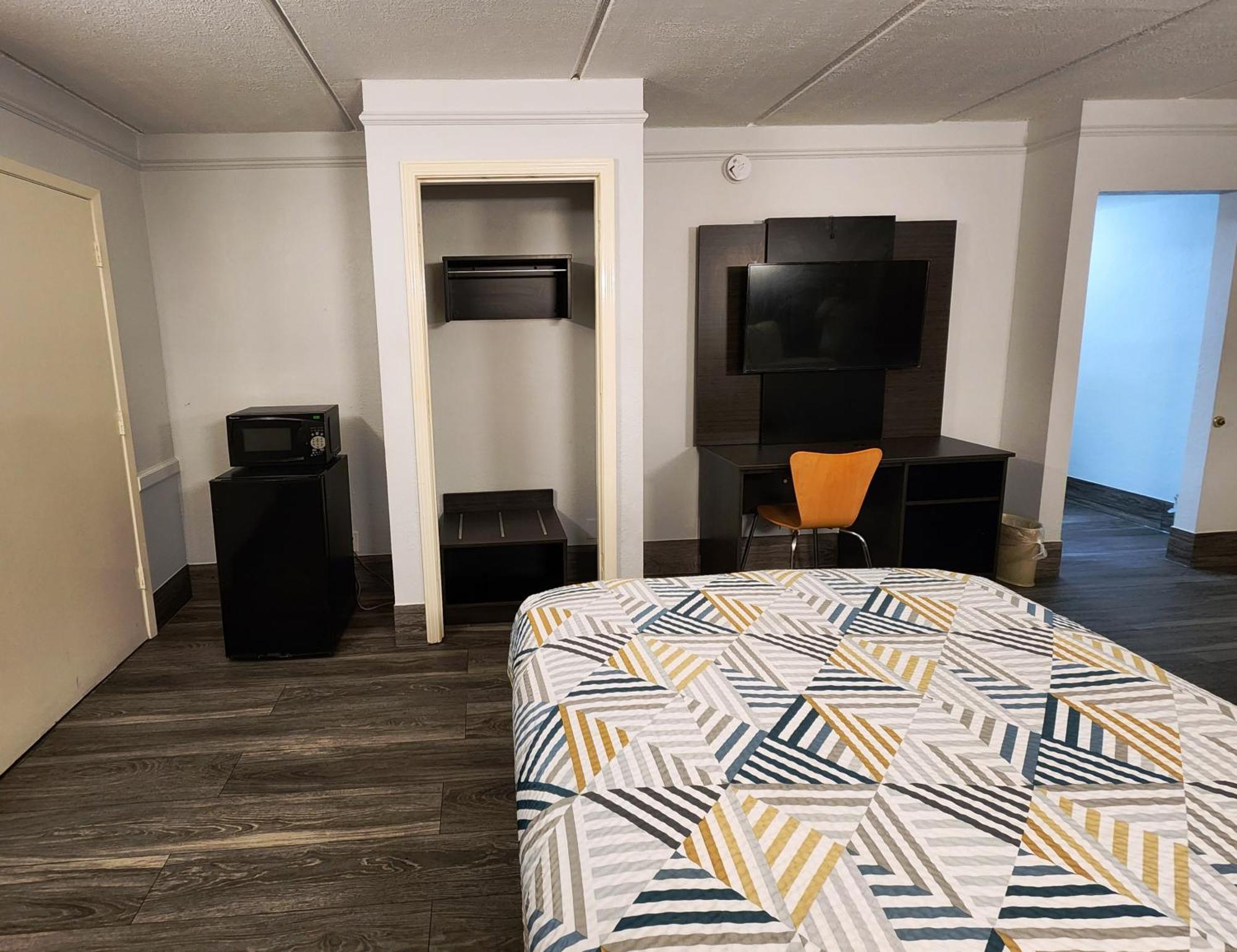 1 King Bed | Micfridge