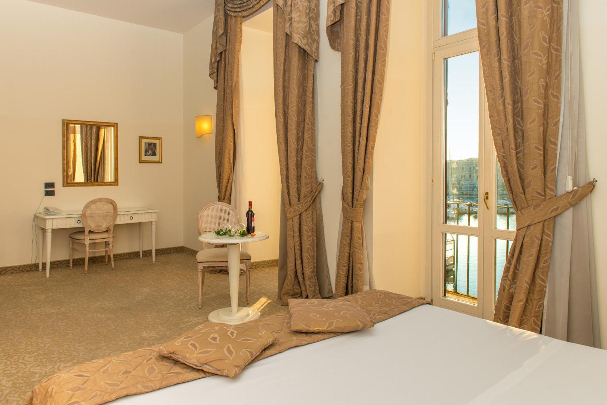Deluxe Double Room with Balcony and Sea View