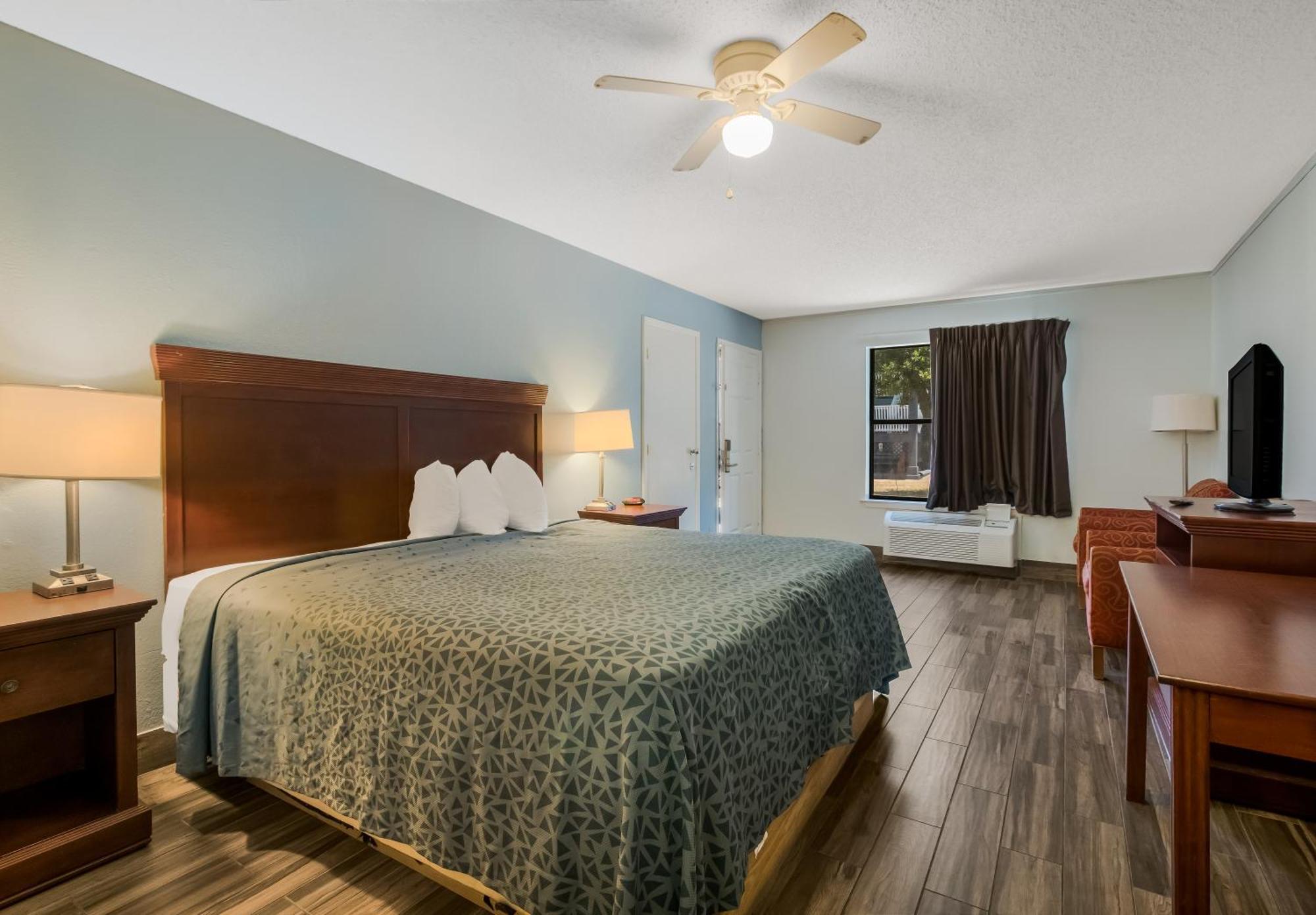 1 Bedroom King Suite/Sofa Bed - Nonsmoking