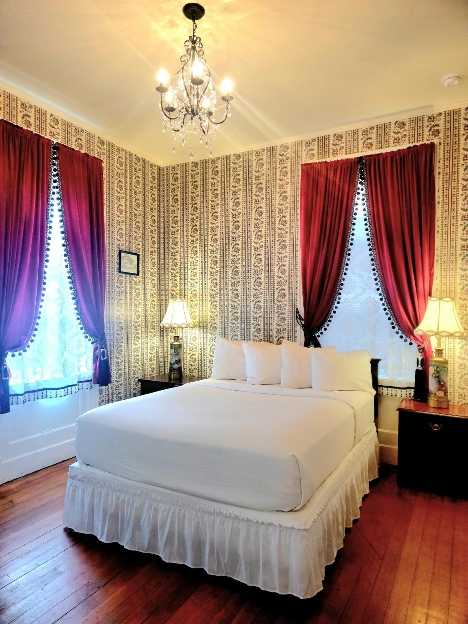 Single Queen Room