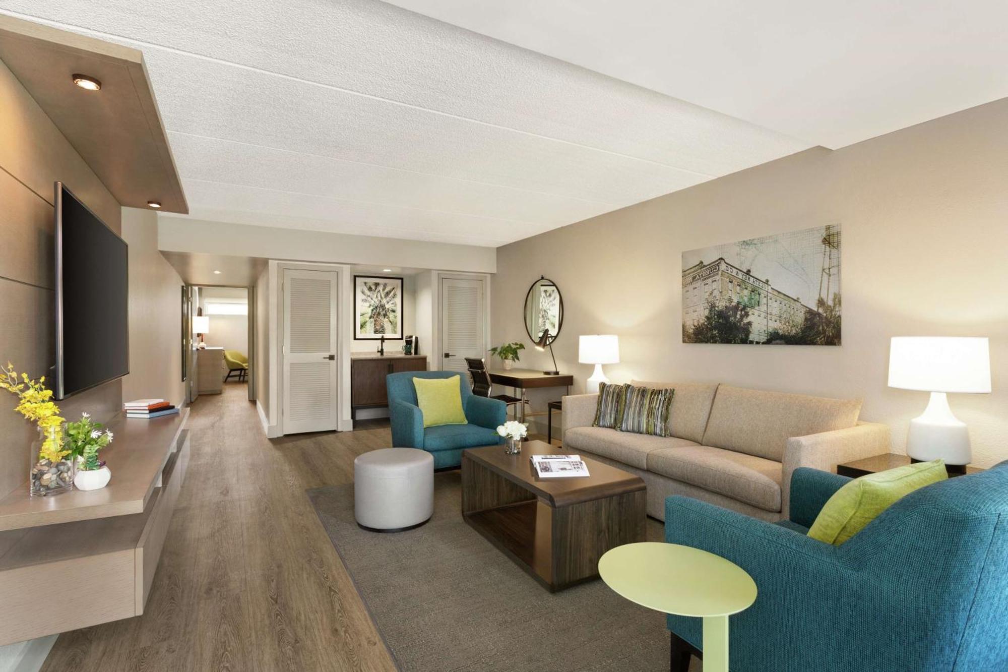 Suite met Kingsize Bed en Uitzicht op Zwembad