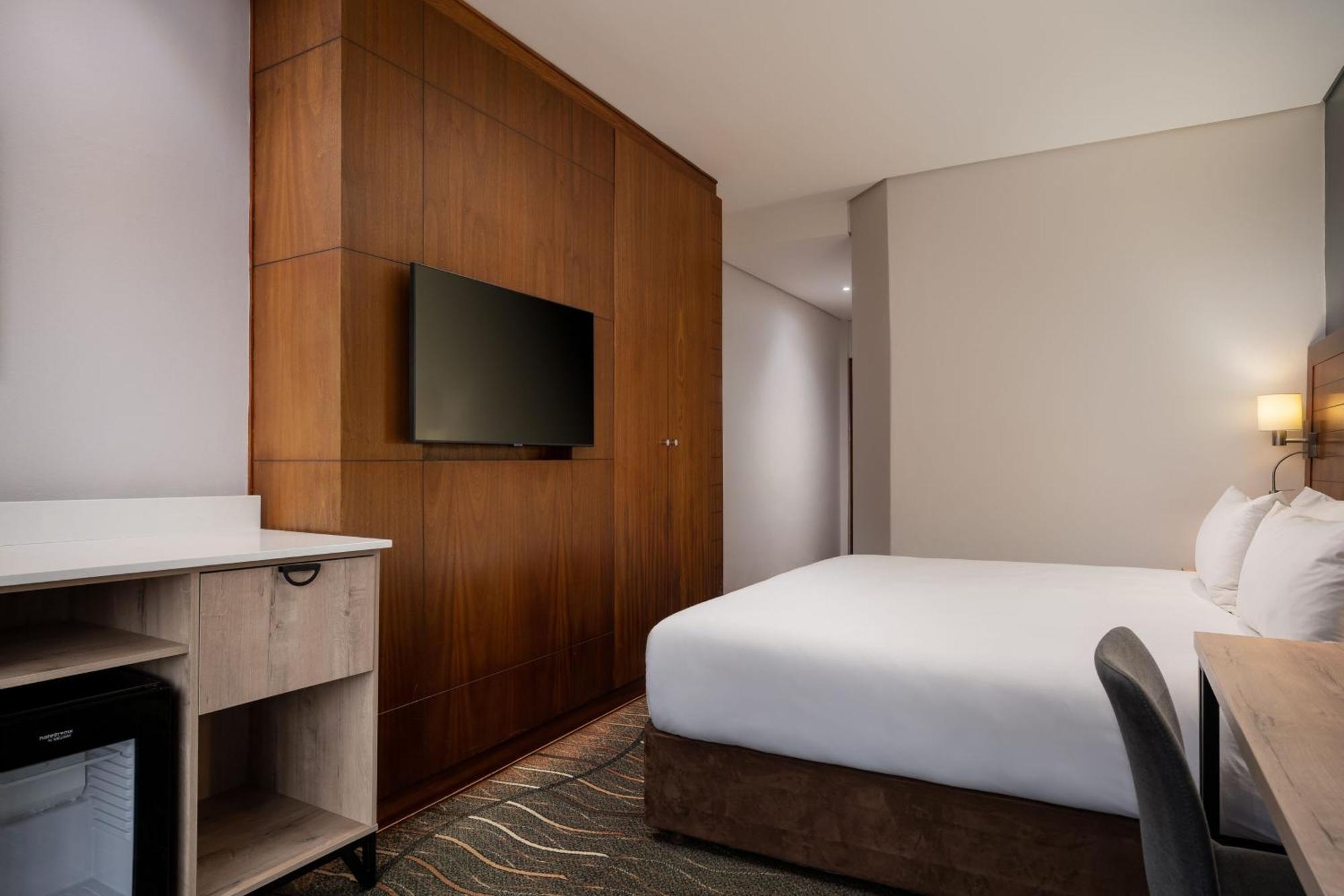 Larger Guest room, 1 King, Mountain view, Balcony