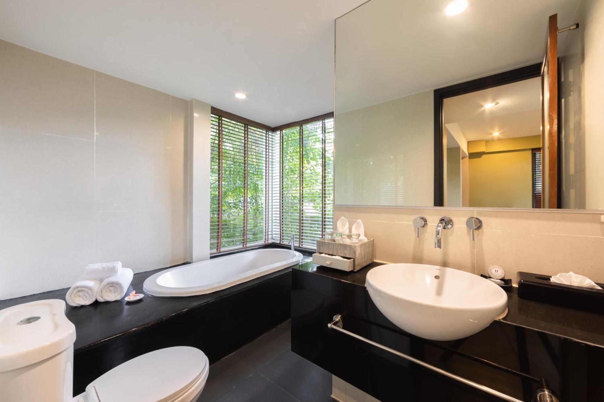 Riverside Suite Bathtub 24 hours of Room,1665405803:JPEG