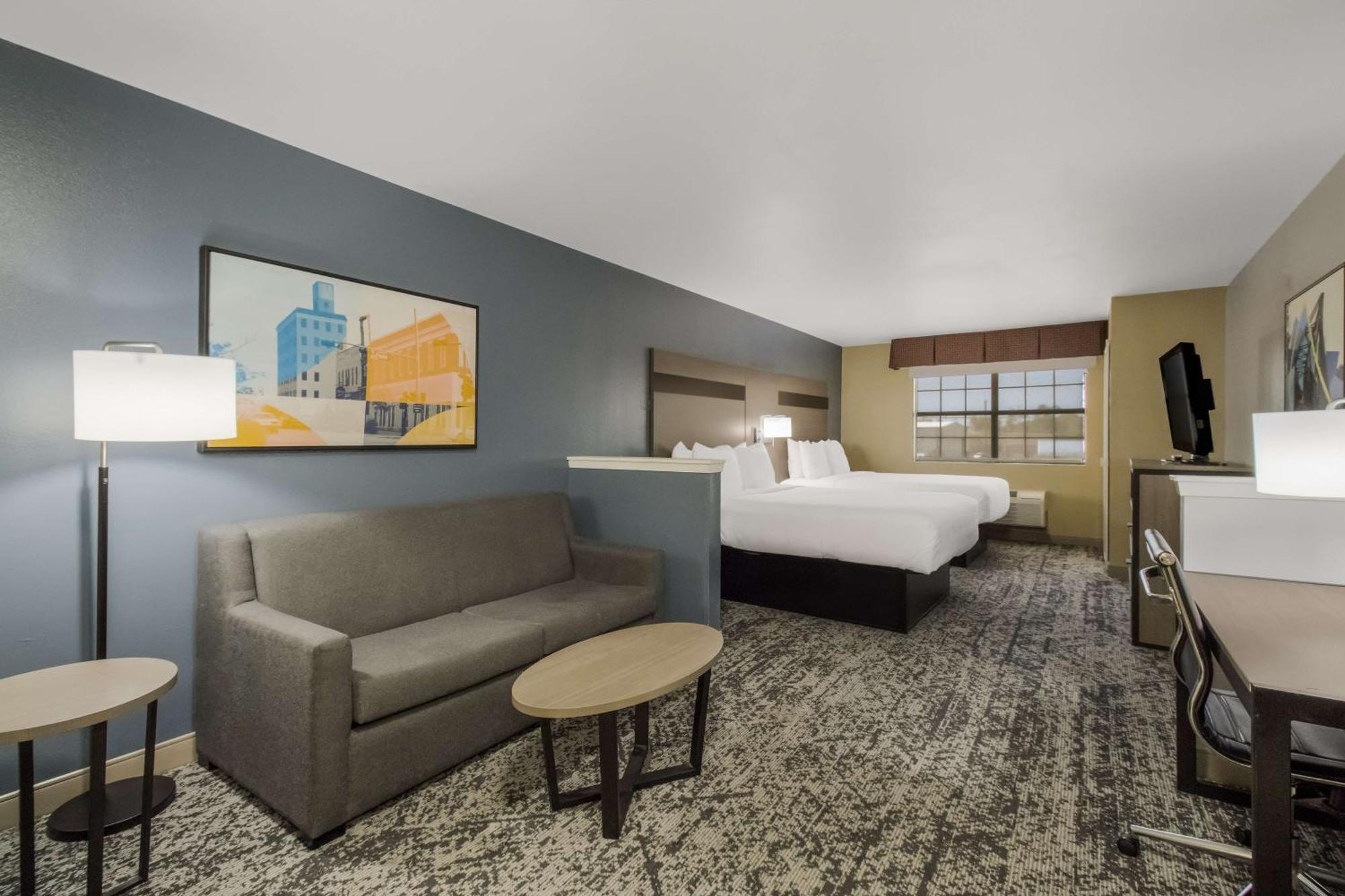 Queen Suite Two Queen Beds Roll Shower Mobility Accessible