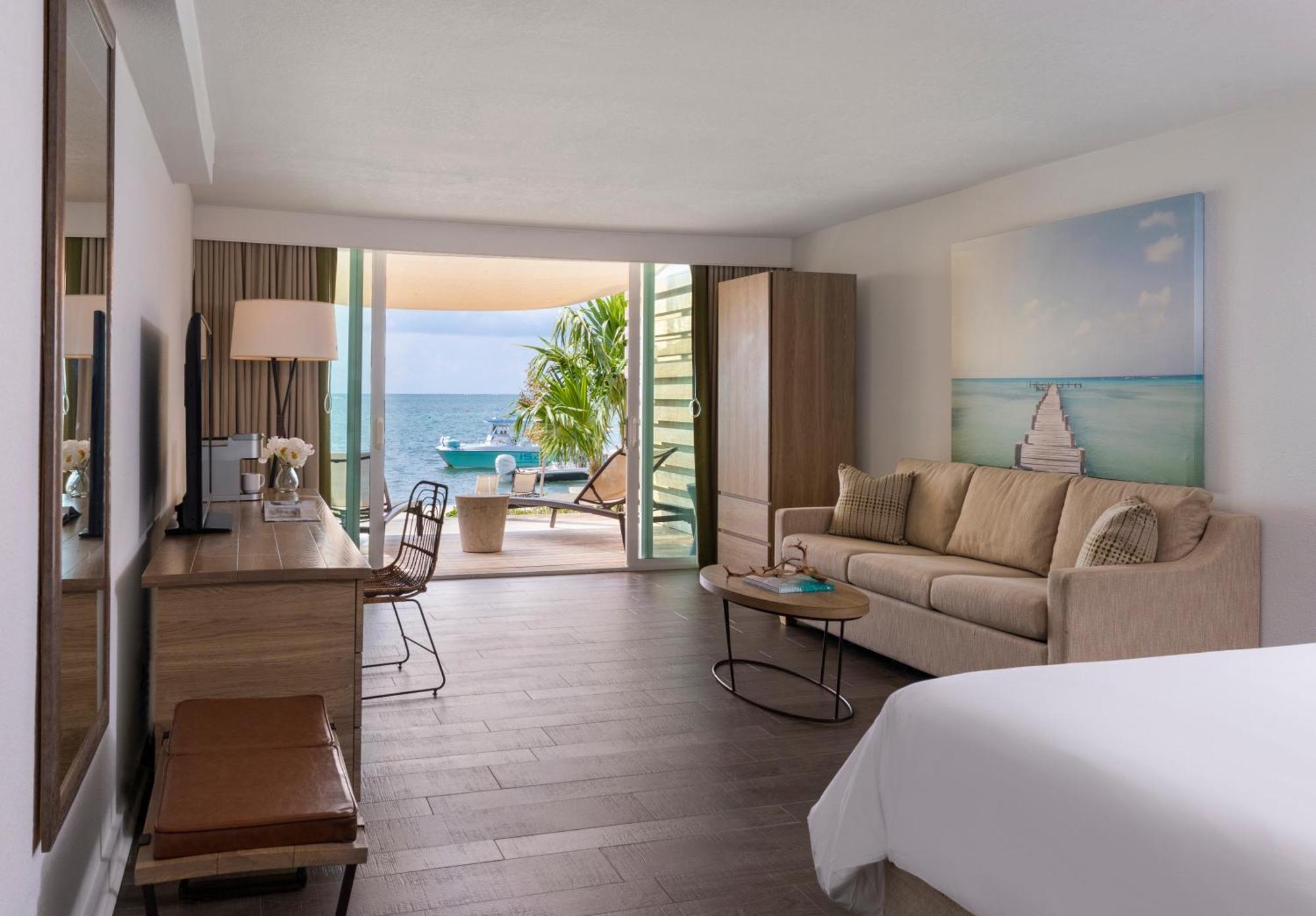 Habitación con cama extragrande y vistas al mar
