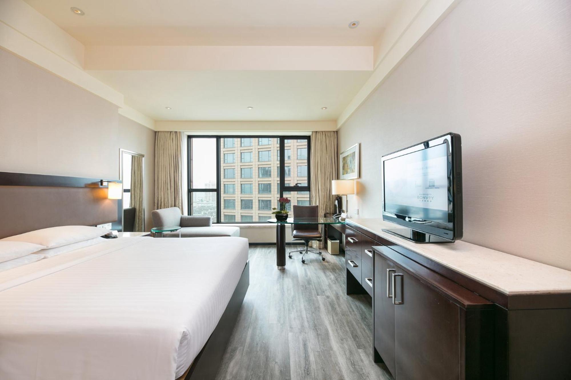 Deluxe King Room, Guest room, 1 King, City view