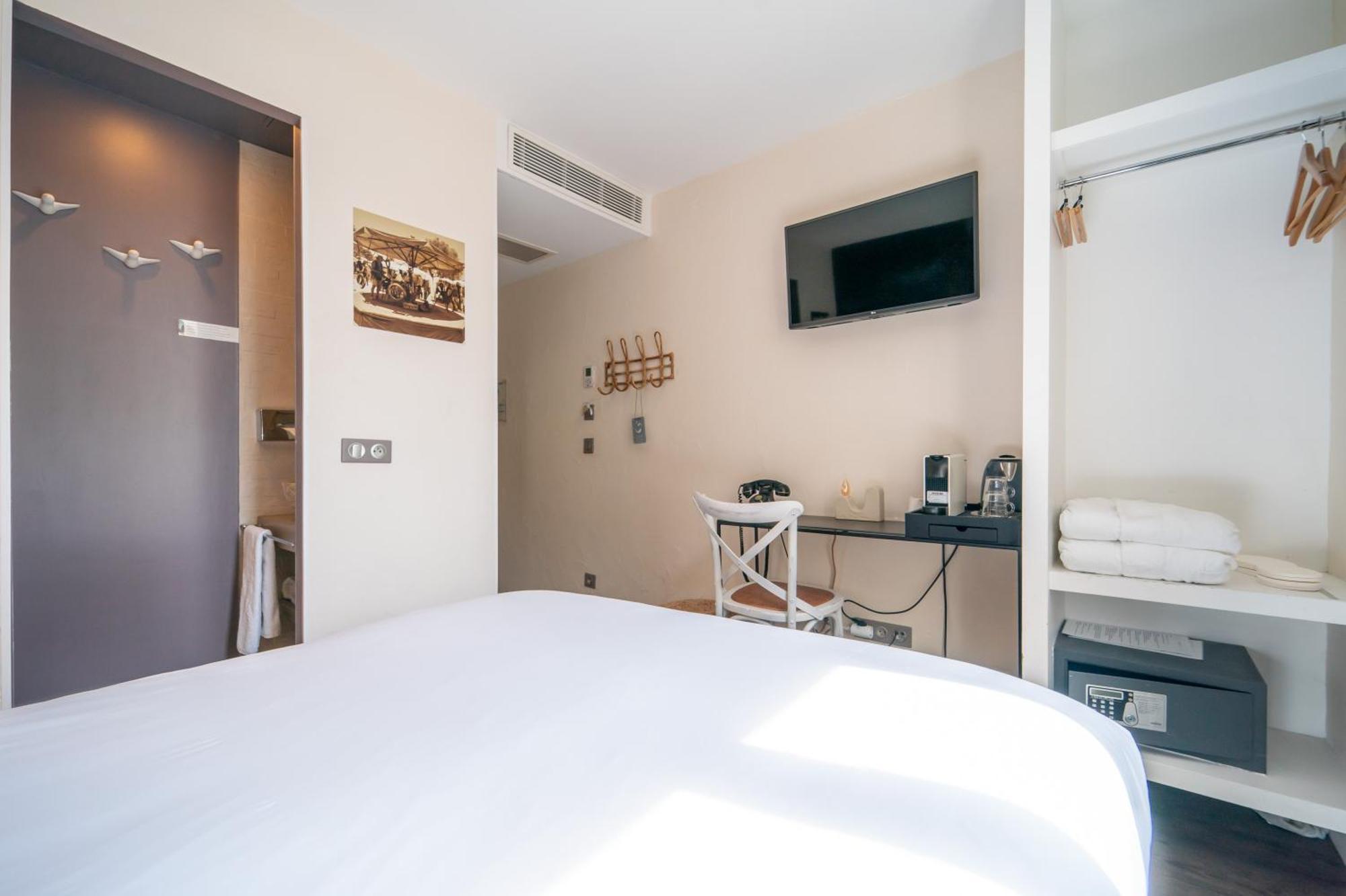 Standard Queen Room