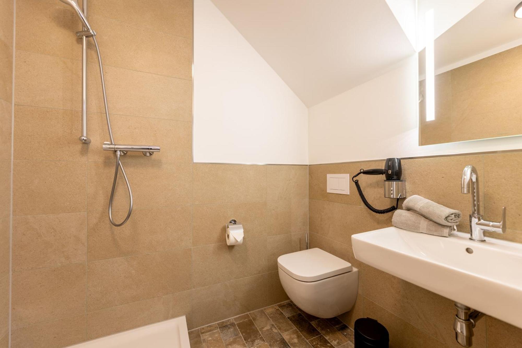 Deluxe Single Room,1554599449:JPEG