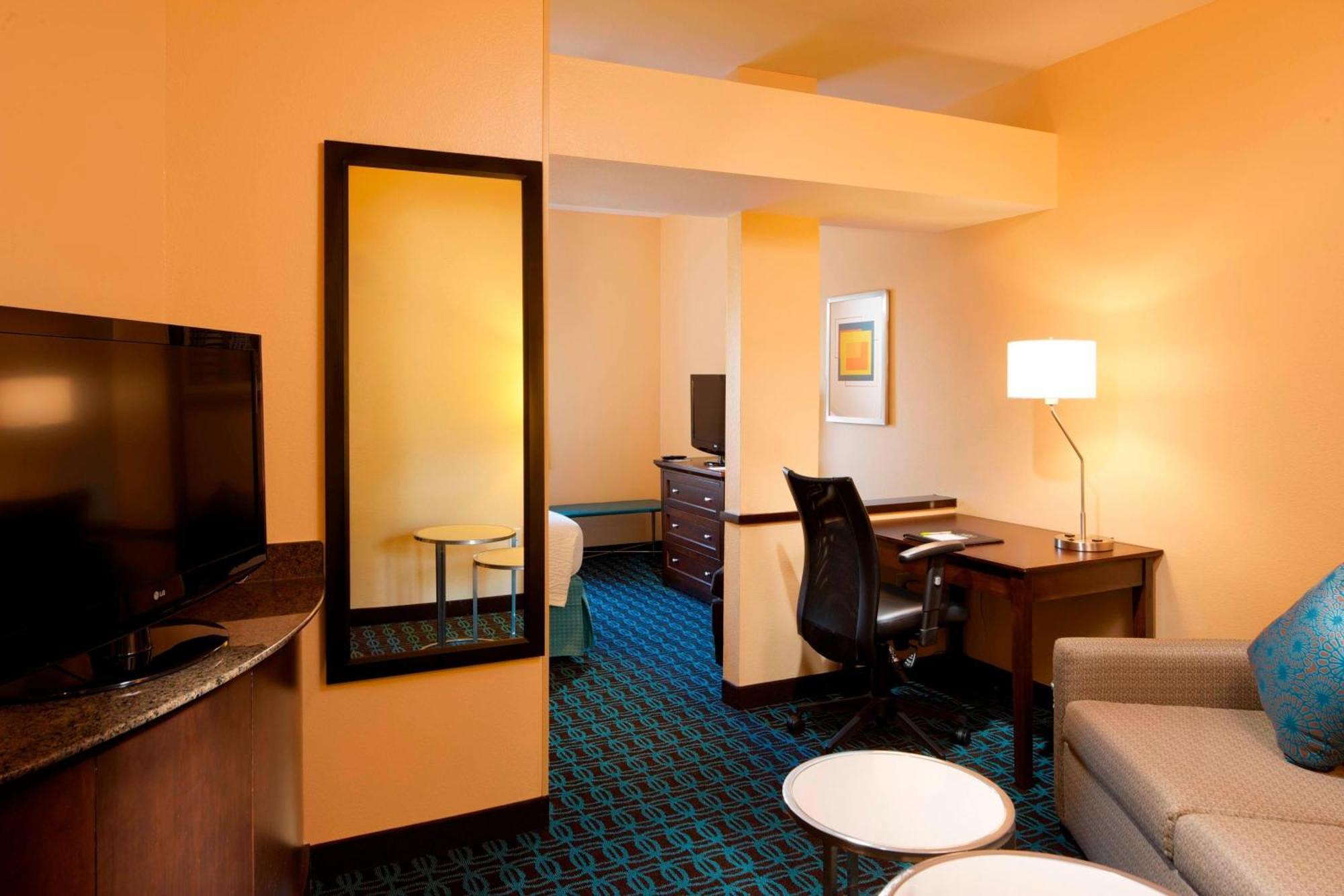 Suite con cama extragrande y sofá cama