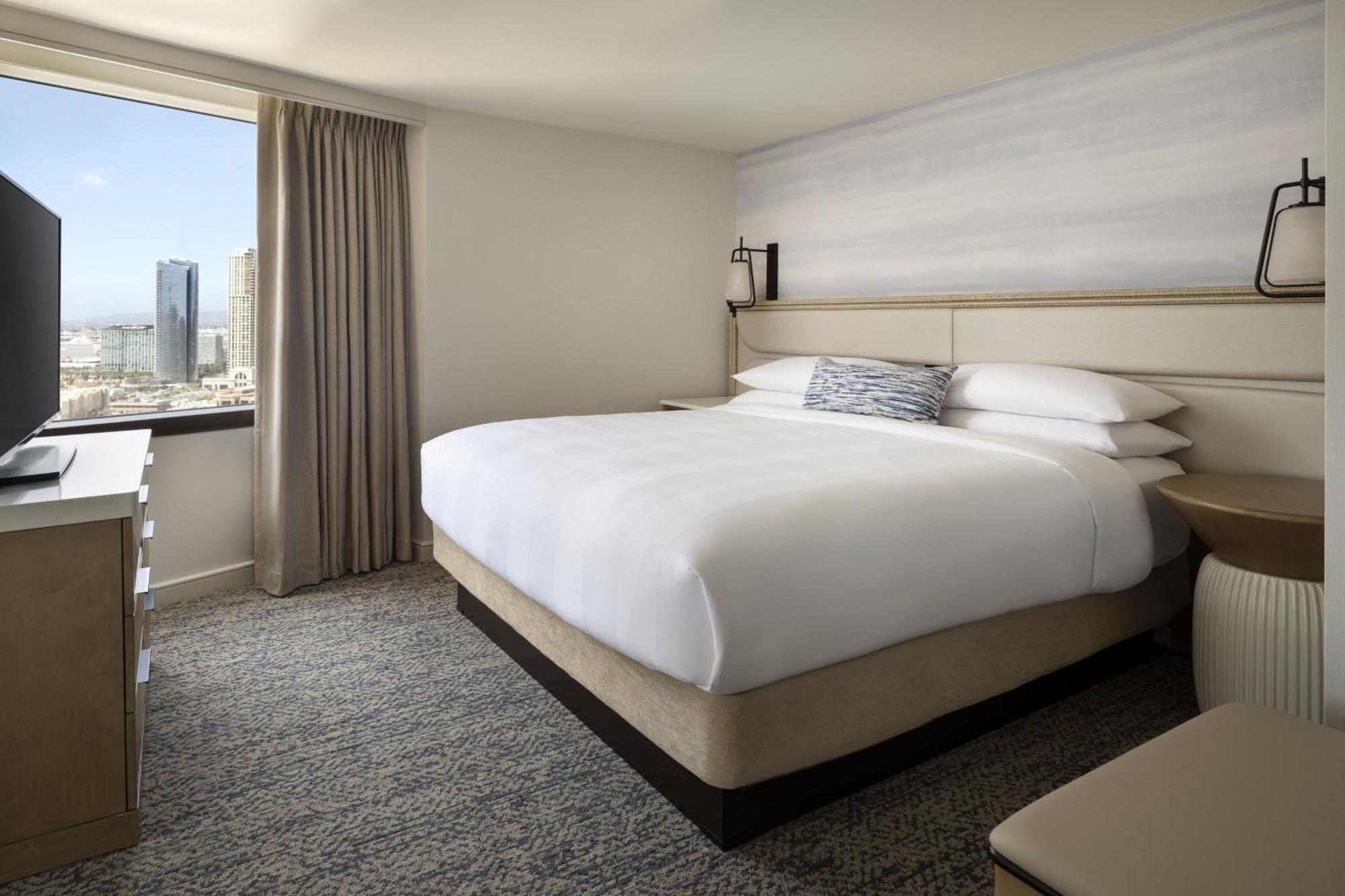 1 Bedroom Executive Suite, 1 King, Sofa bed, Bay view