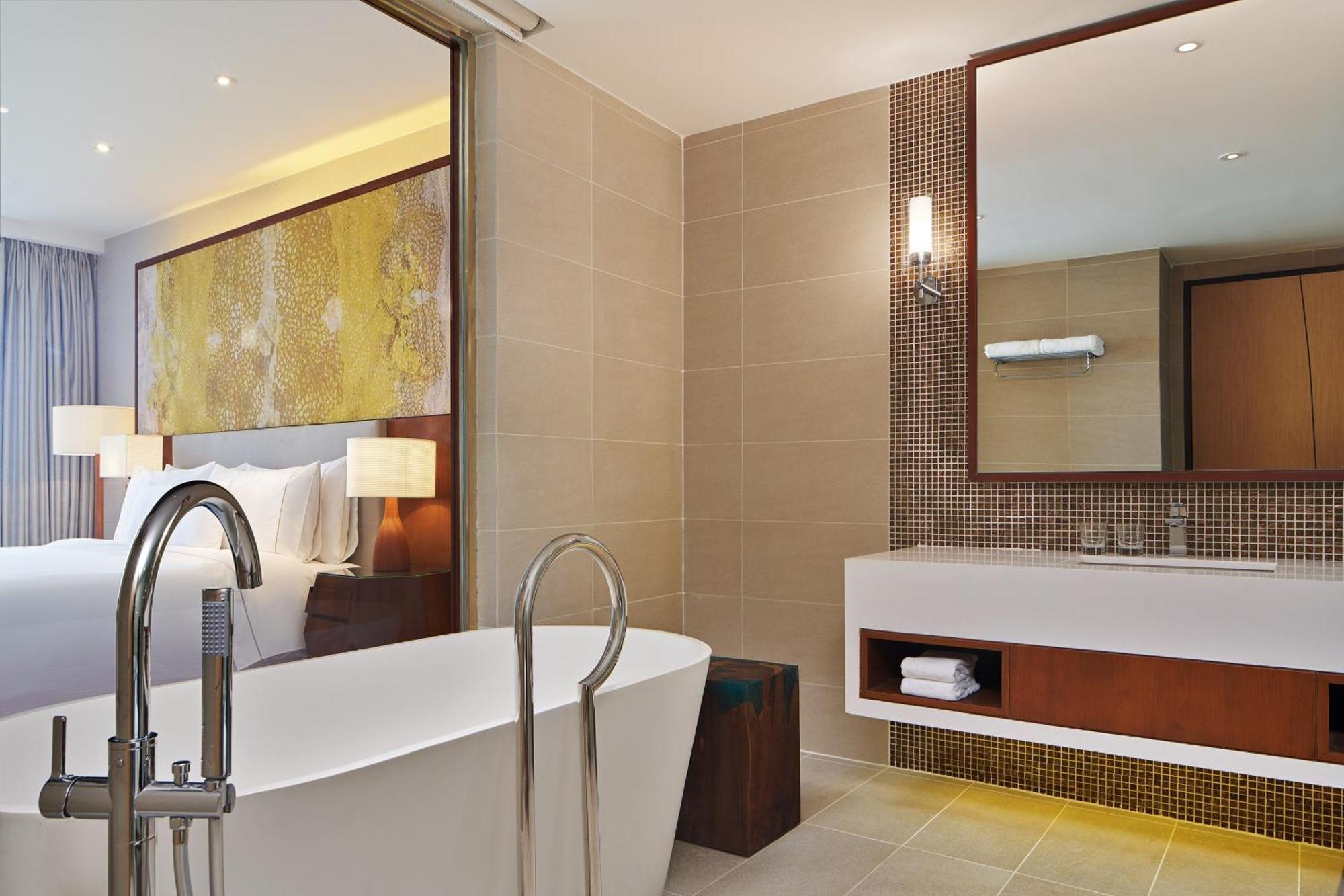 1 King Bed, 1-Bedroom Suite