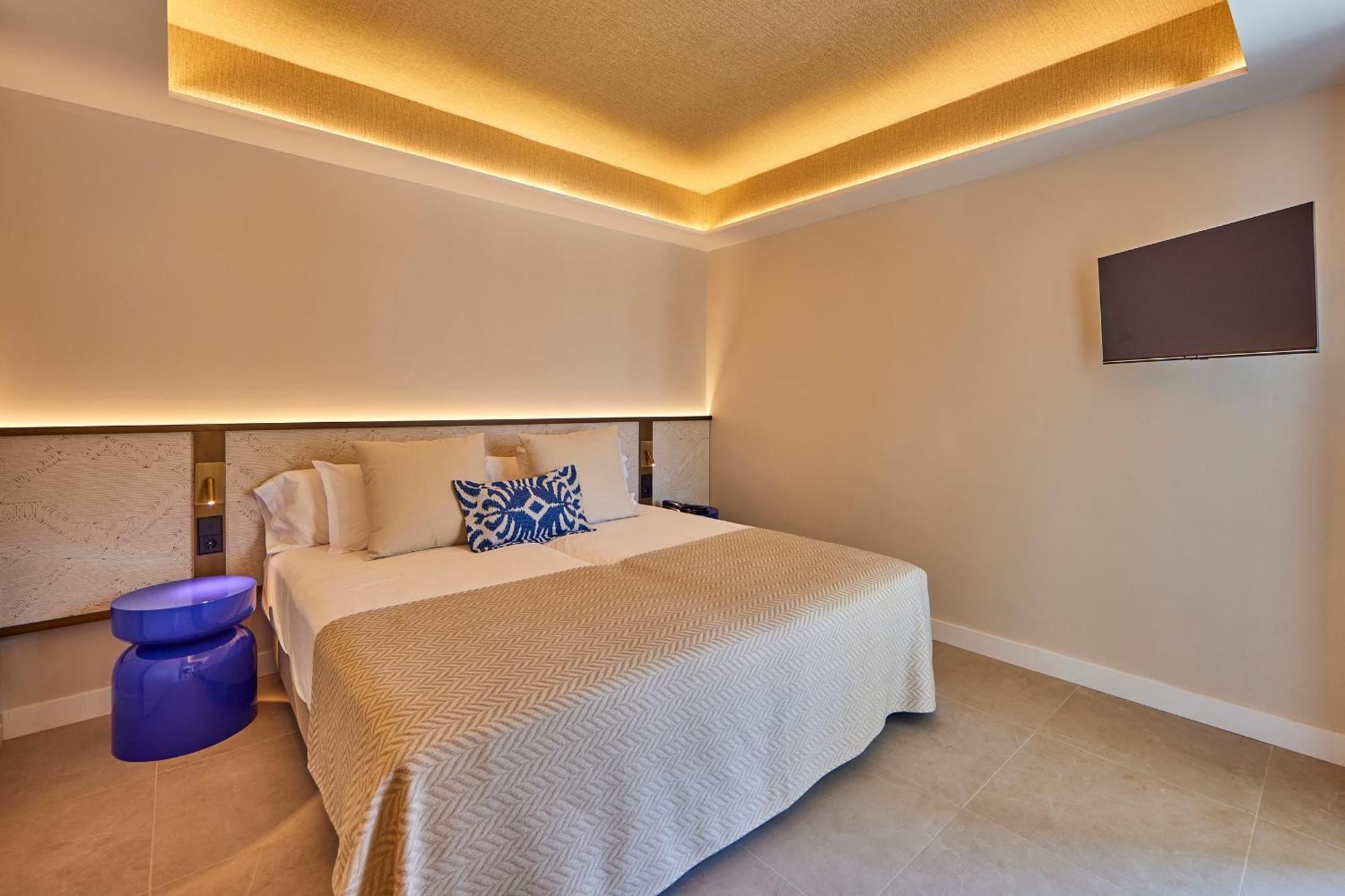 Family Suite (2 Adults + 2 Children)