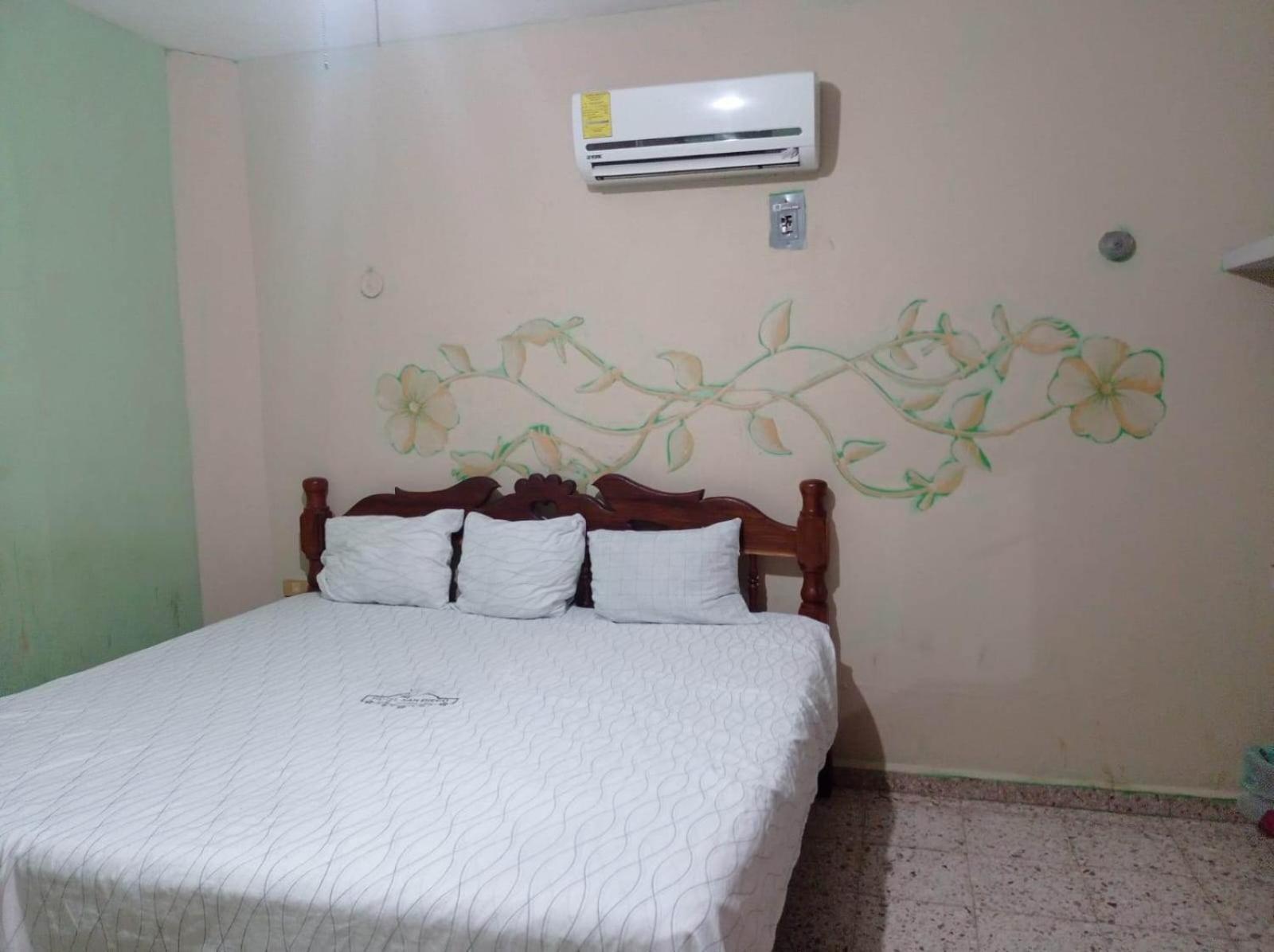 Habitación con cama extragrande.