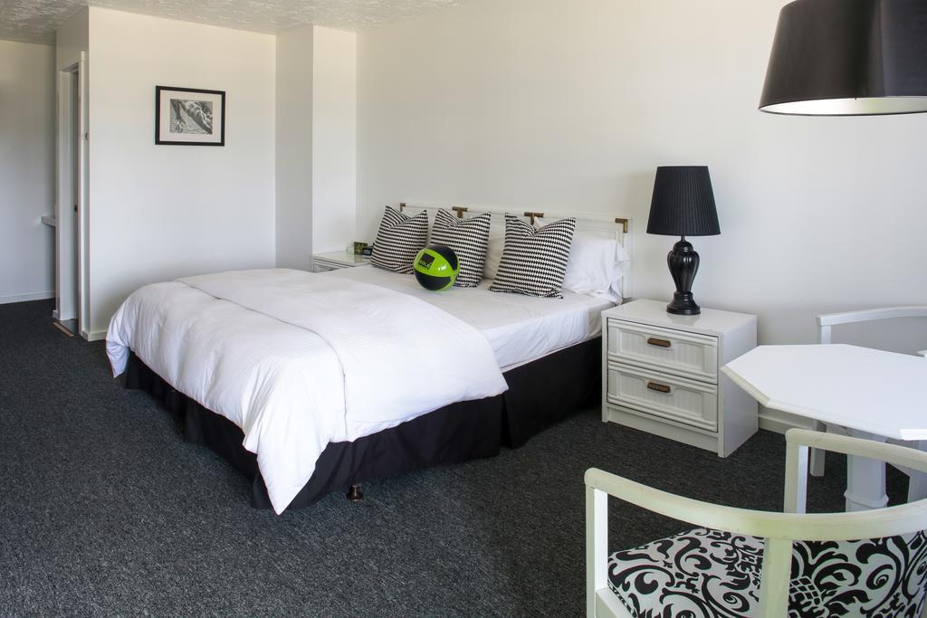 Habitación con cama extragrande.
