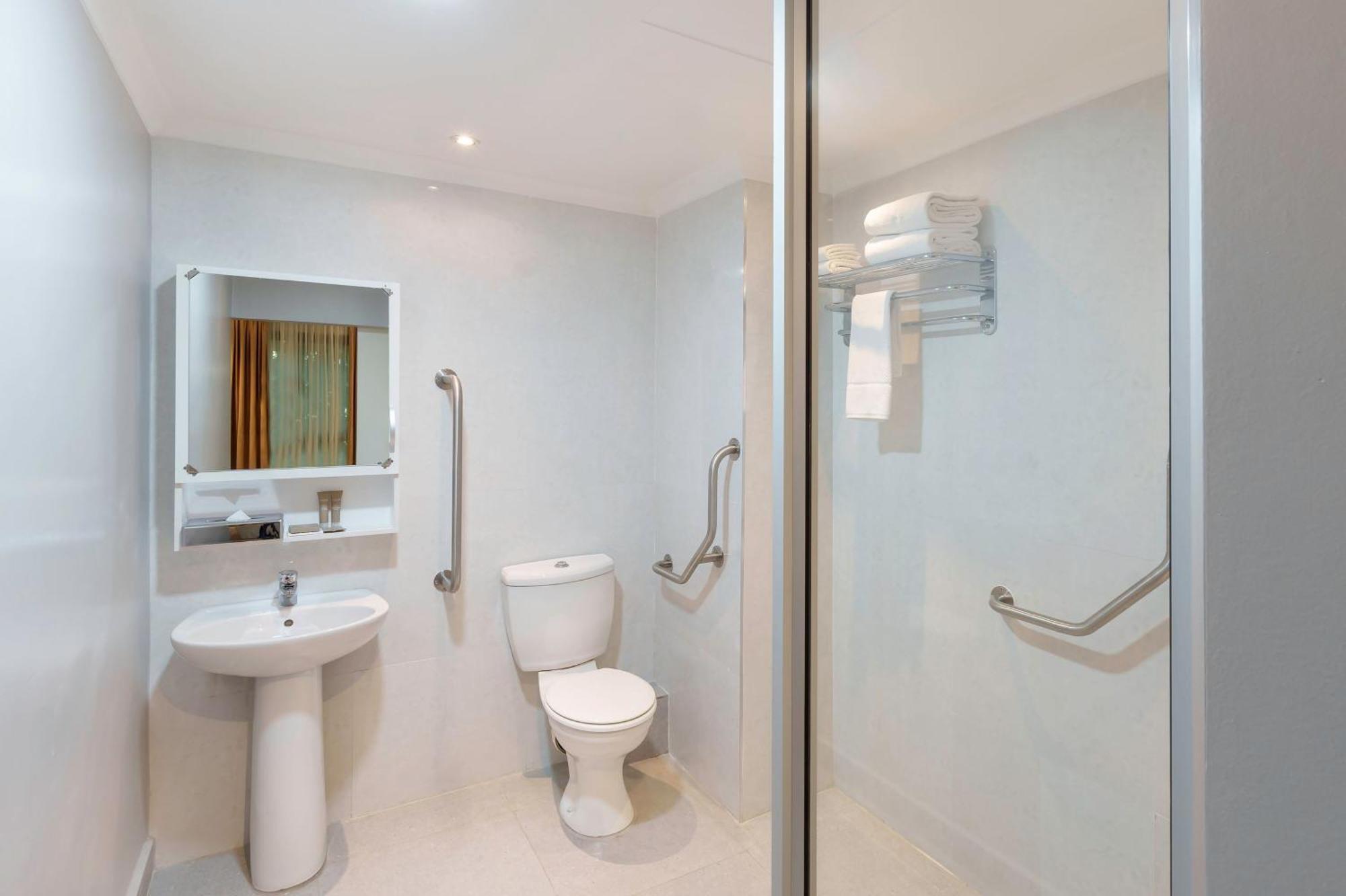 Guest room, 2 Queen, Pool and Garden view