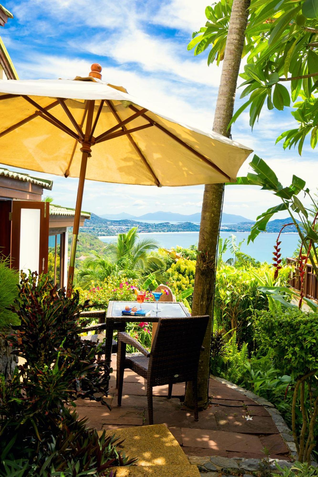 One-Bedroom Suite with Spa Bath - Partial Seaview