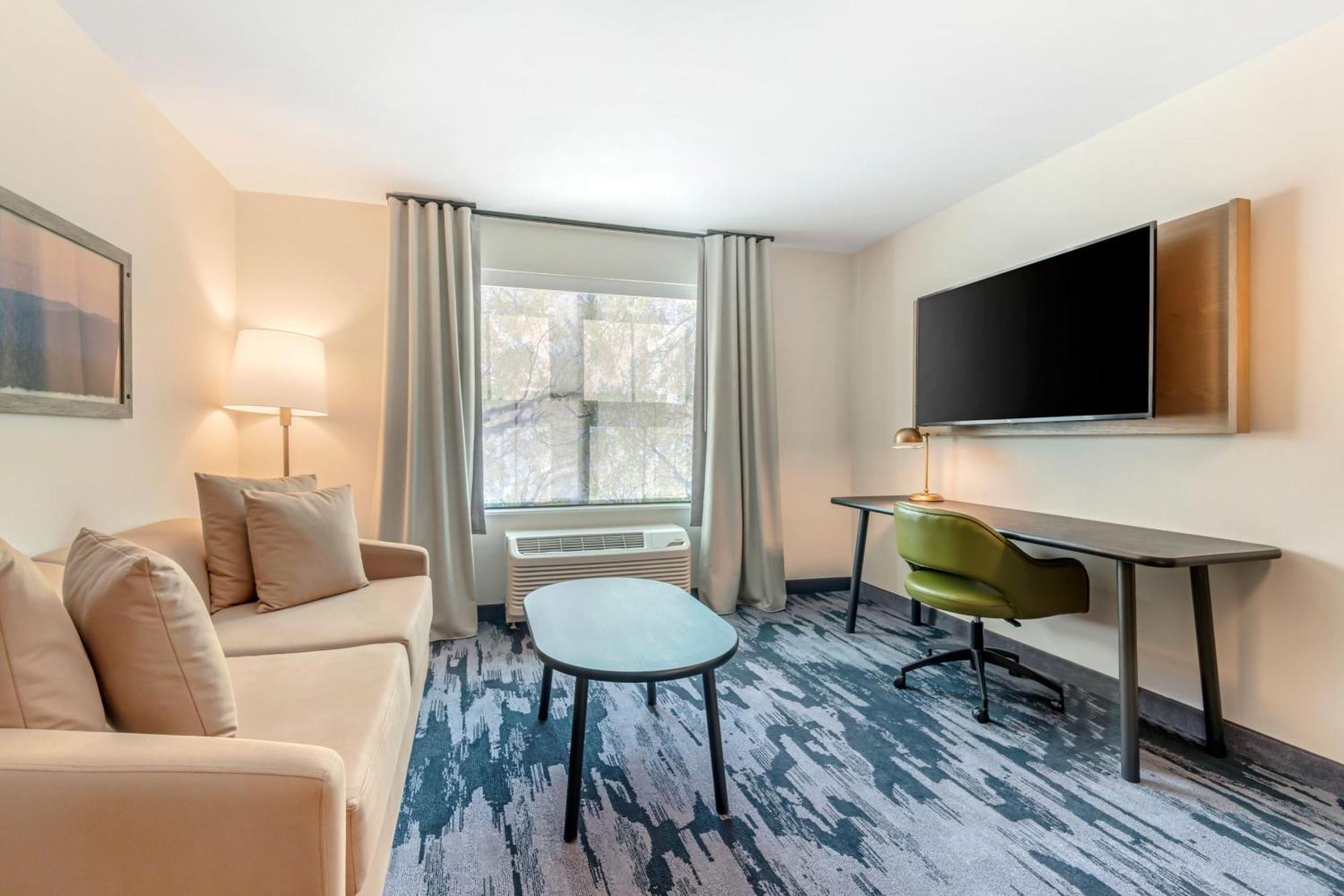 King Suite with Bathtub and Sofa Bed - Mobility Access