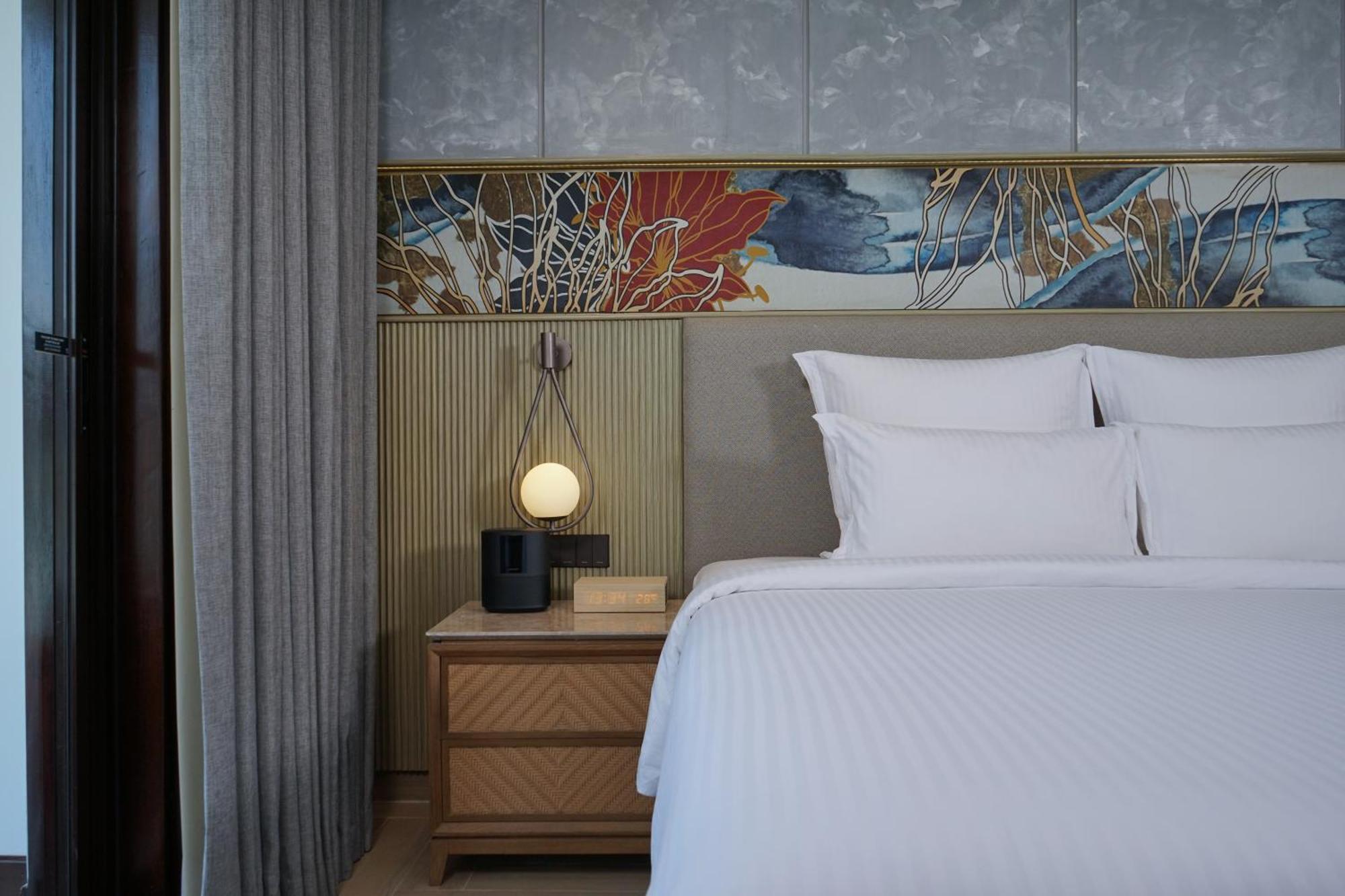 Deluxe King Room with Balcony and Ocean View