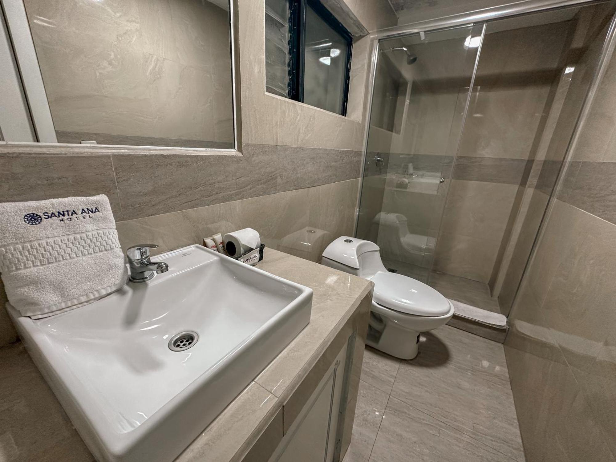 Habitación con cama grande