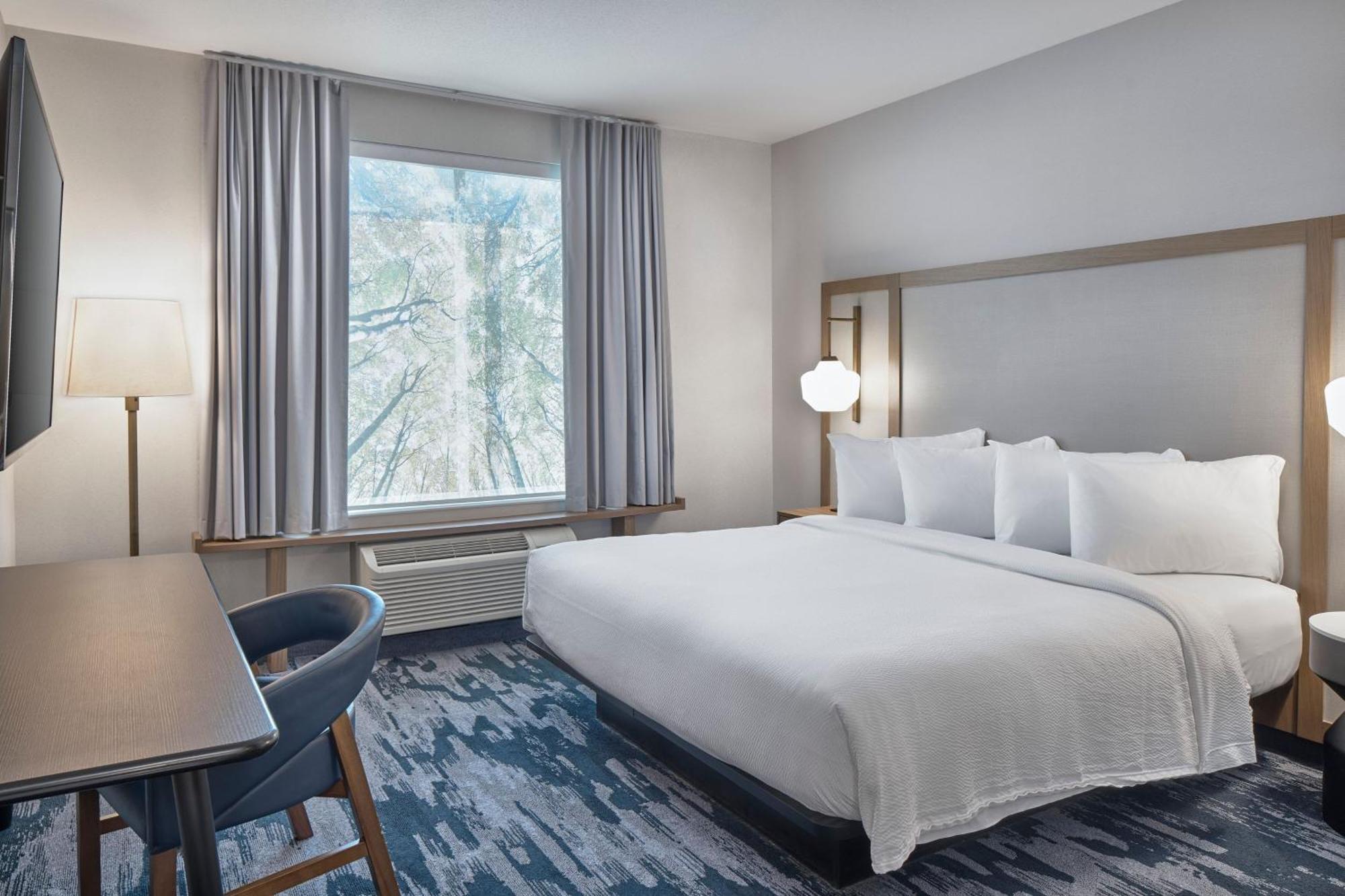 King Room with Roll-In Shower - Mobility Access/Hearing Accessible