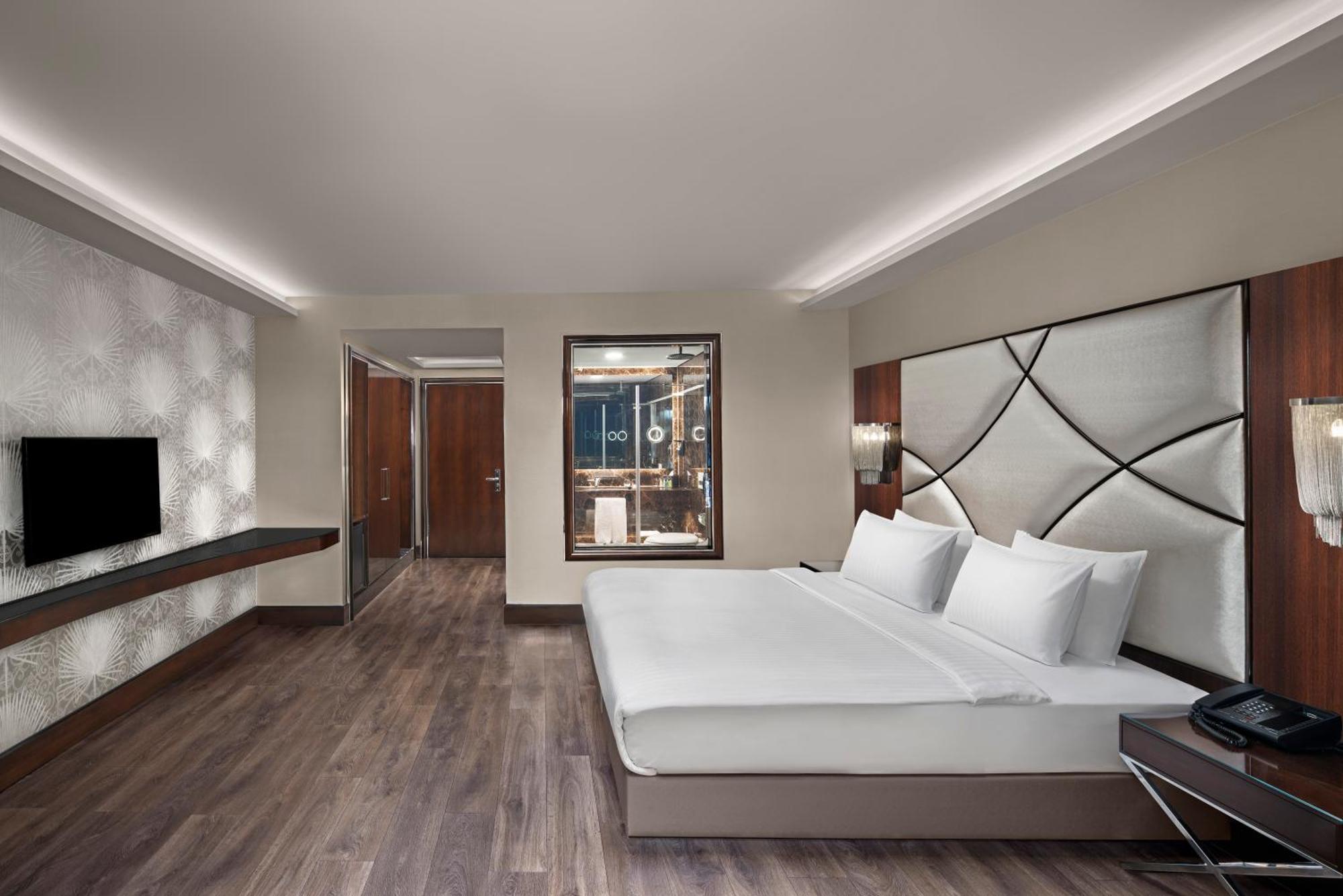 Deluxe King Room City View