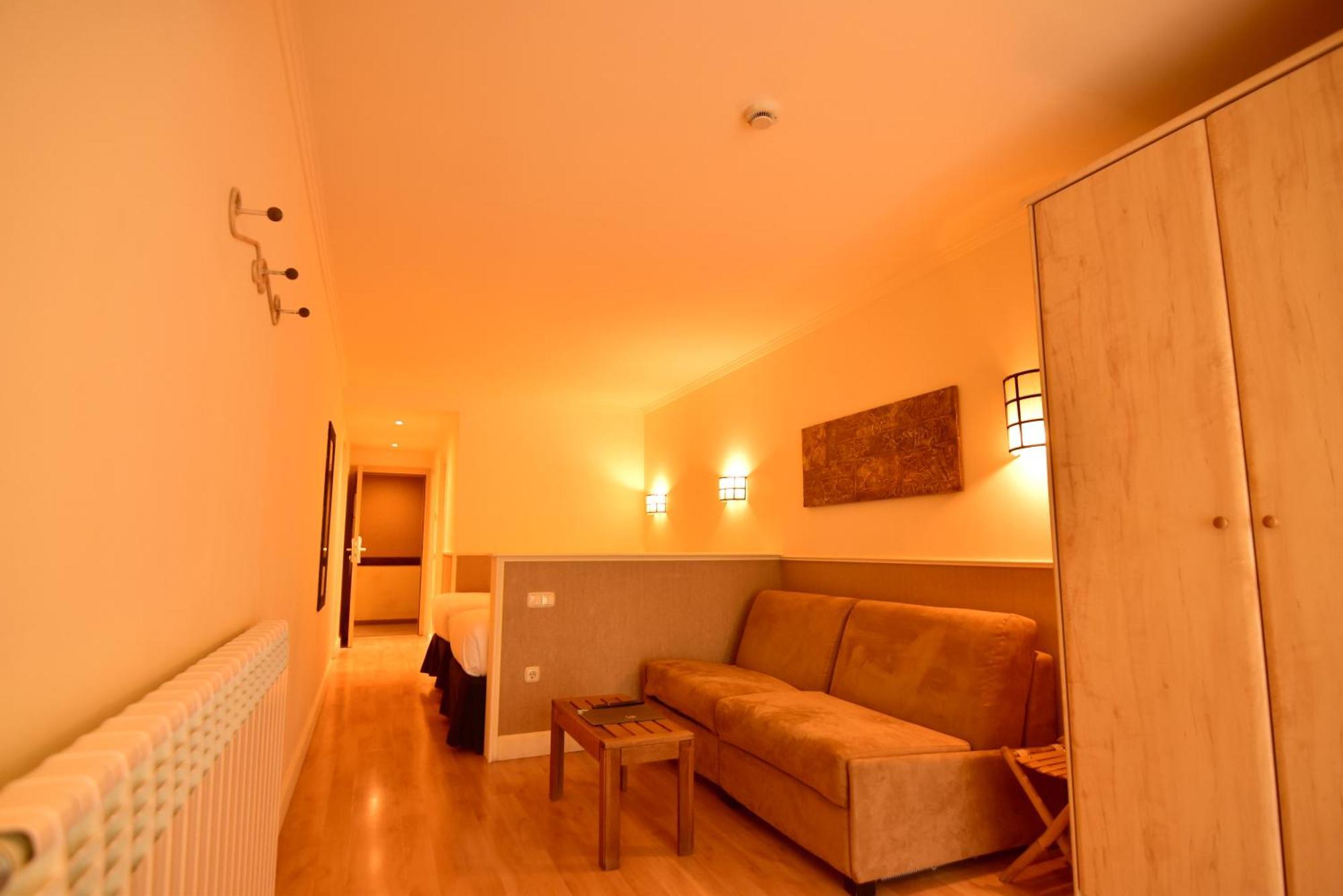 Twin Room (2 Adults + 1 Child),1586828421:JPEG