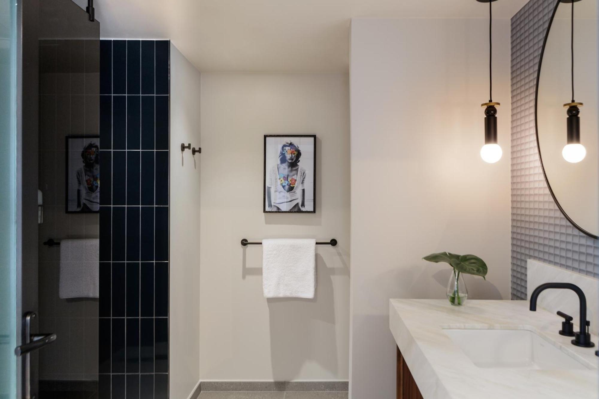 Chambre avec 2 Lits Queen-Size et Douche Accessible en Fauteuil Roulant