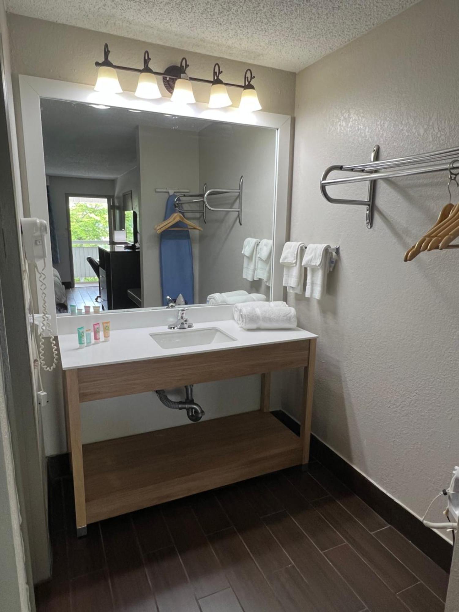 King Room - Disability Access - Non-Smoking