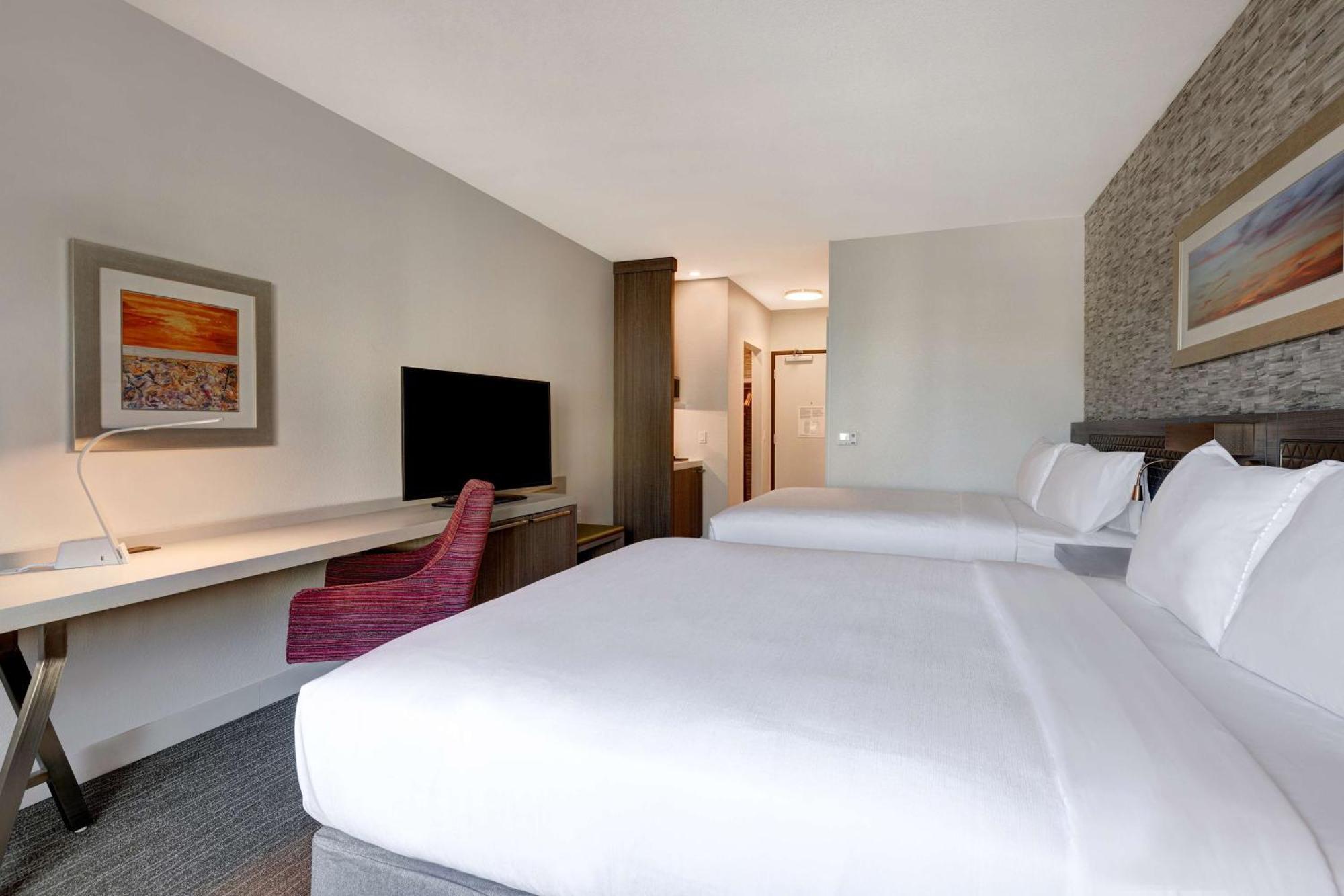 Queen Room with Two Queen Beds and Pool View - Hearing Accessible