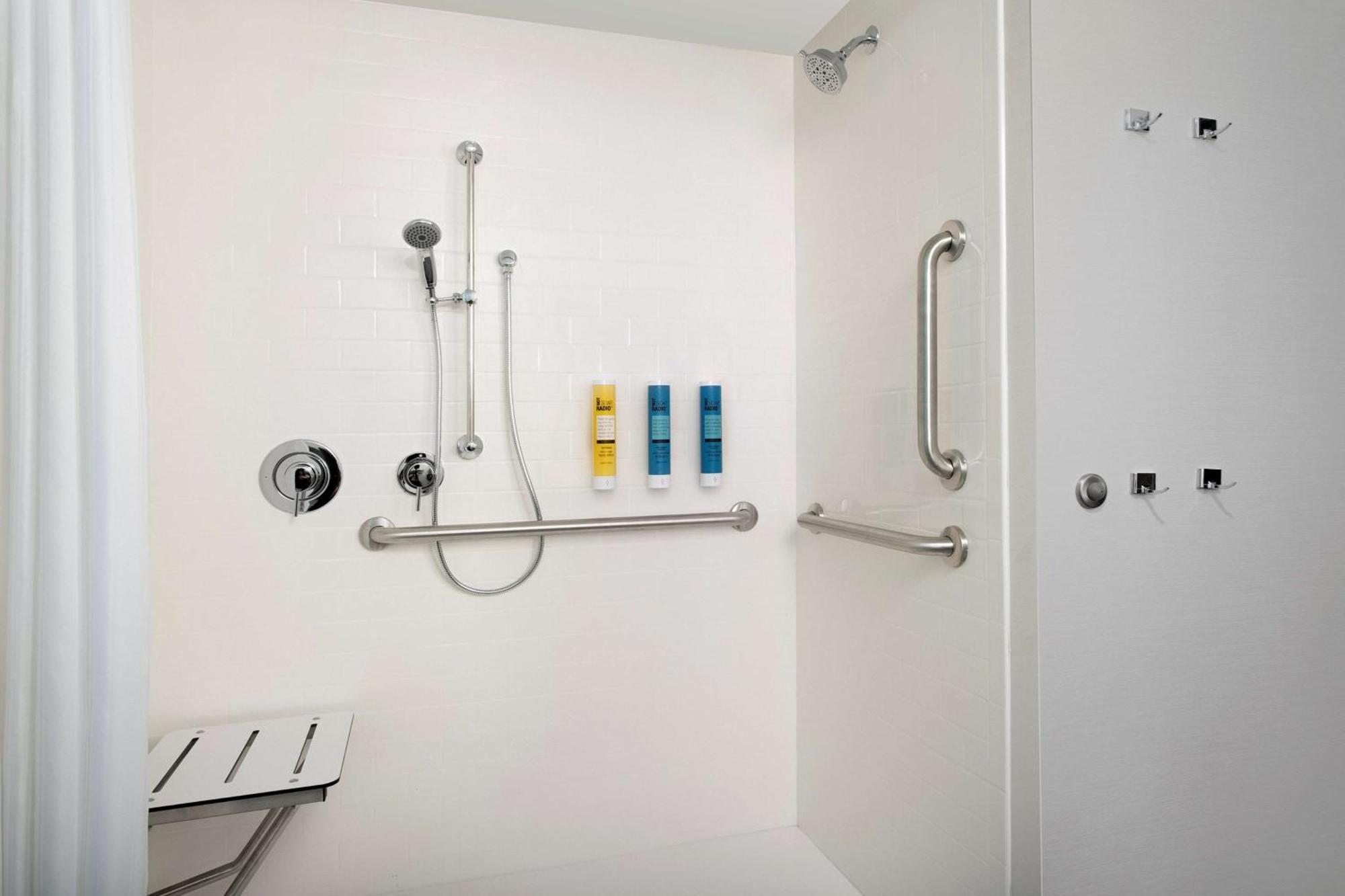 Queen Room with Two Queen Beds and Roll-In Shower - Mobility Access