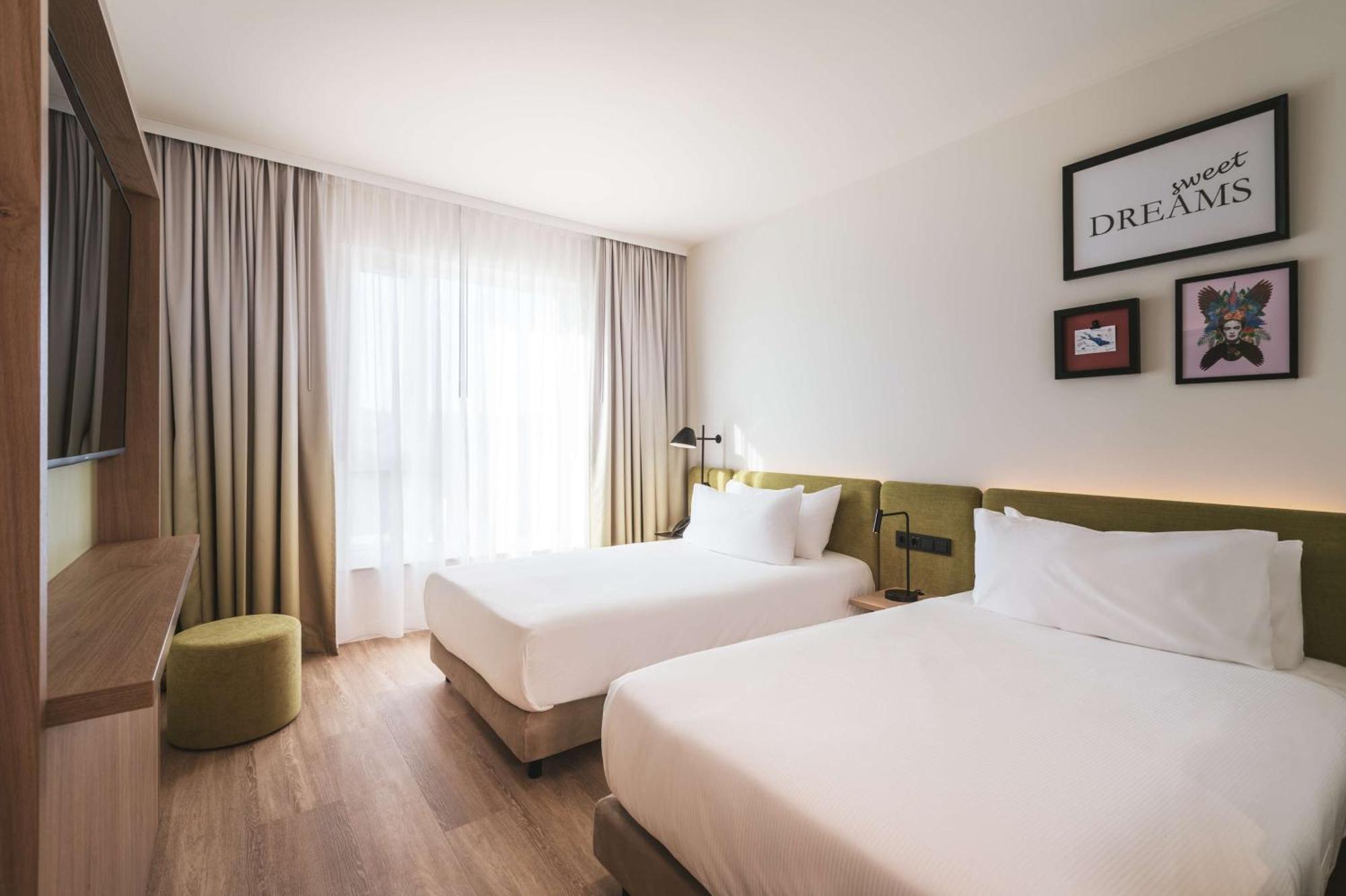 Twin Room,1557059623:JPEG
