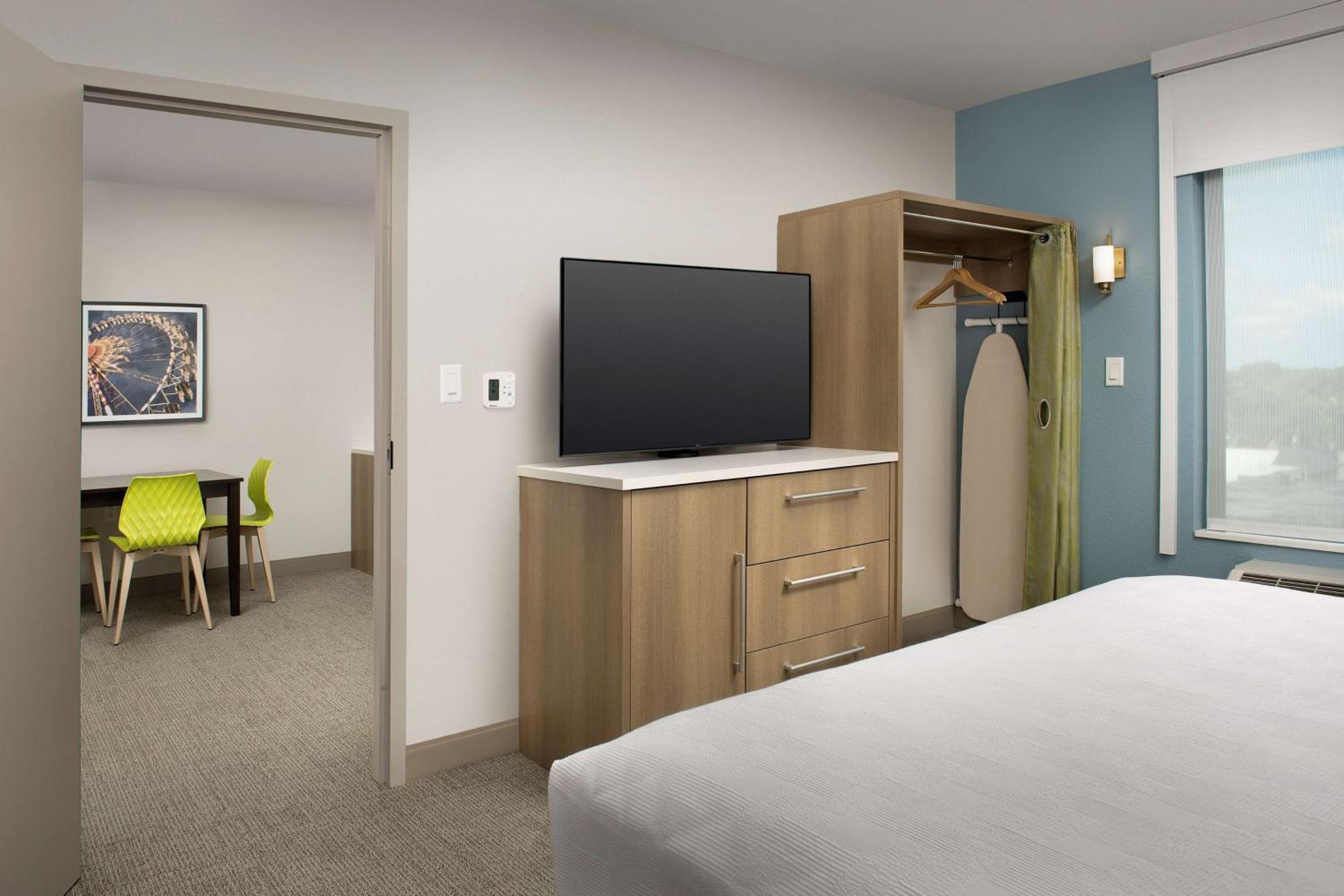 One-Bedroom King Suite - Non-Smoking