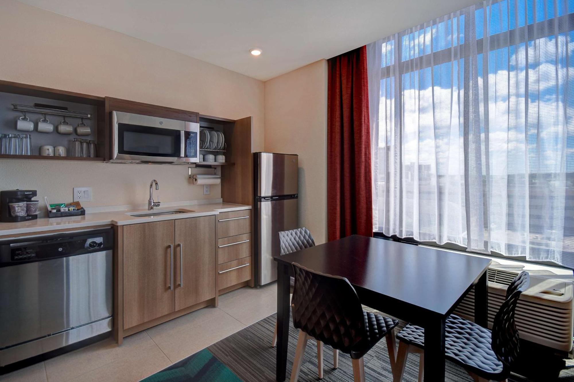 One-Bedroom King Suite - Non-Smoking