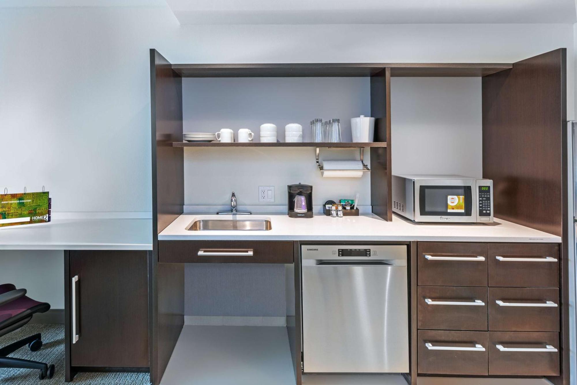 Queen Studio with Roll-In Shower - Mobility and Hearing Access/Non-Smoking