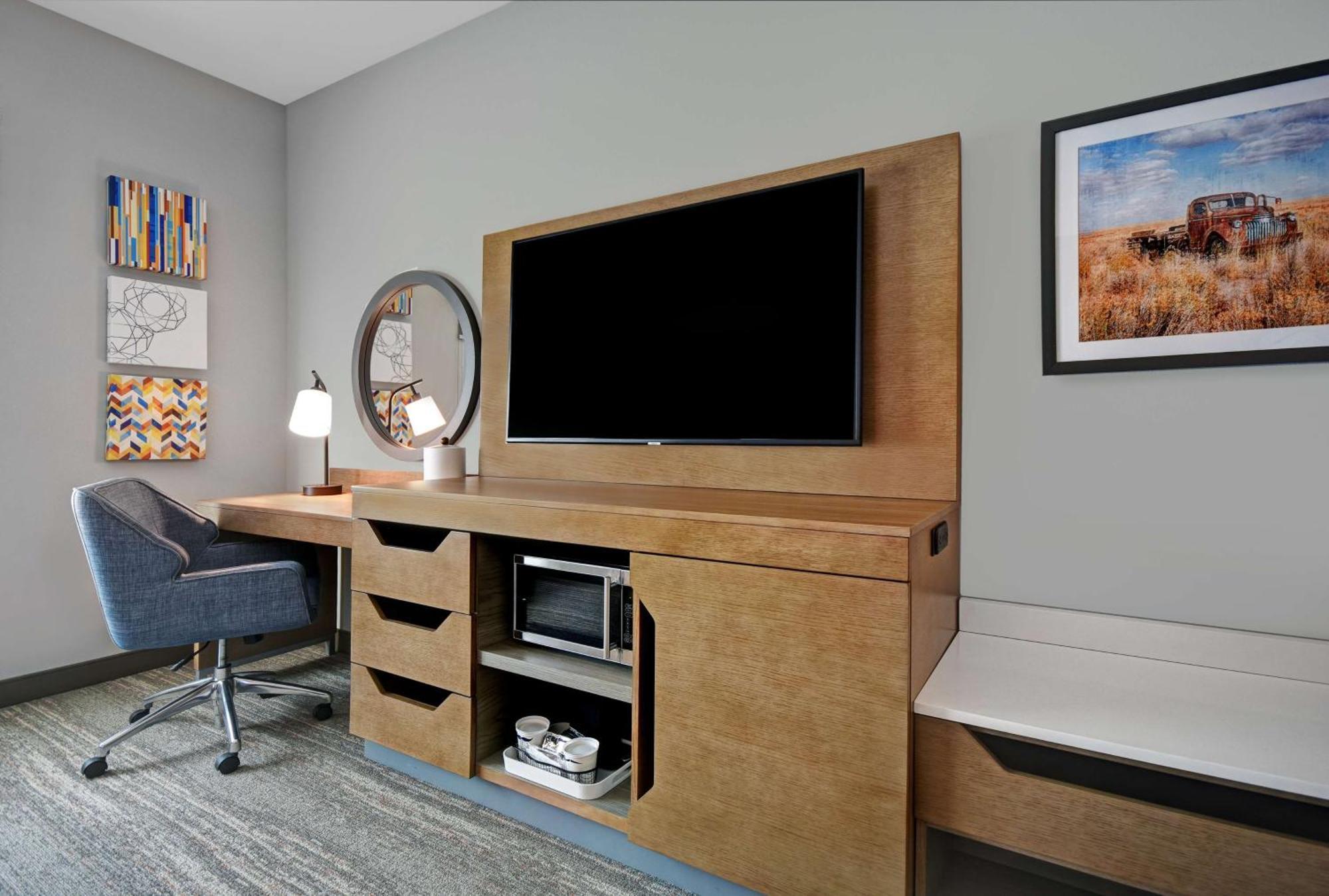 King Room with Tub - Mobility Access/Non-Smoking