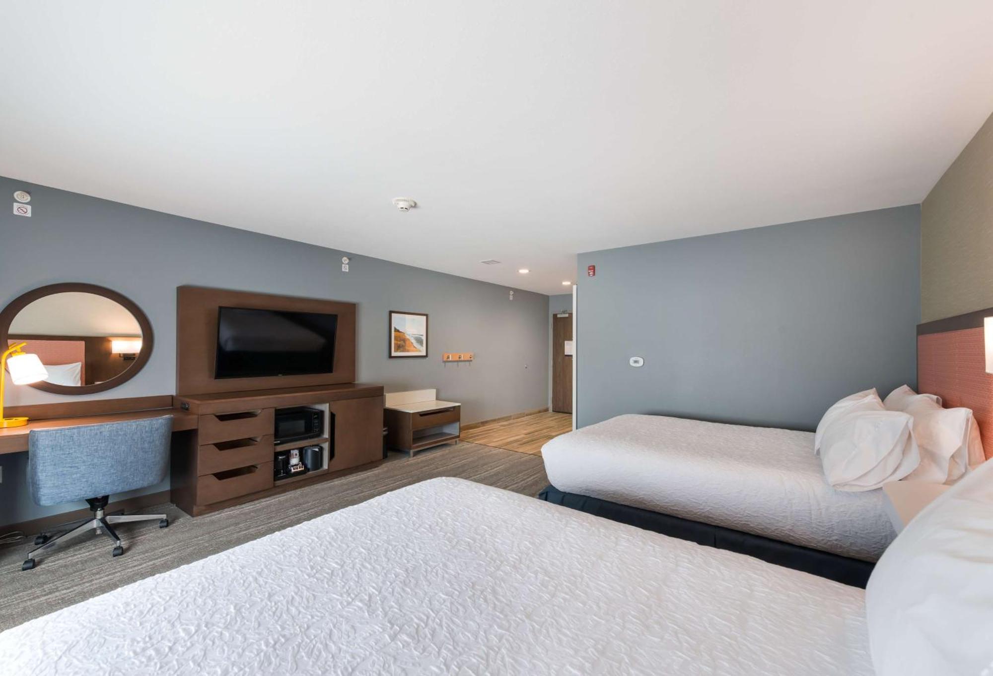 Queen Room Bath Tub Mobility Access or Non-Smoking