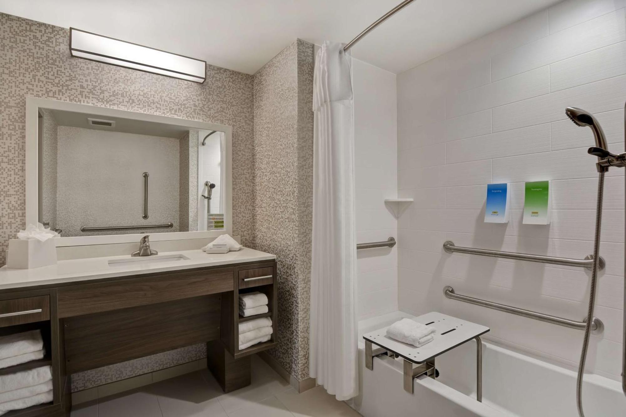 King Suite with Bath Tub - Disability Access/Non-Smoking