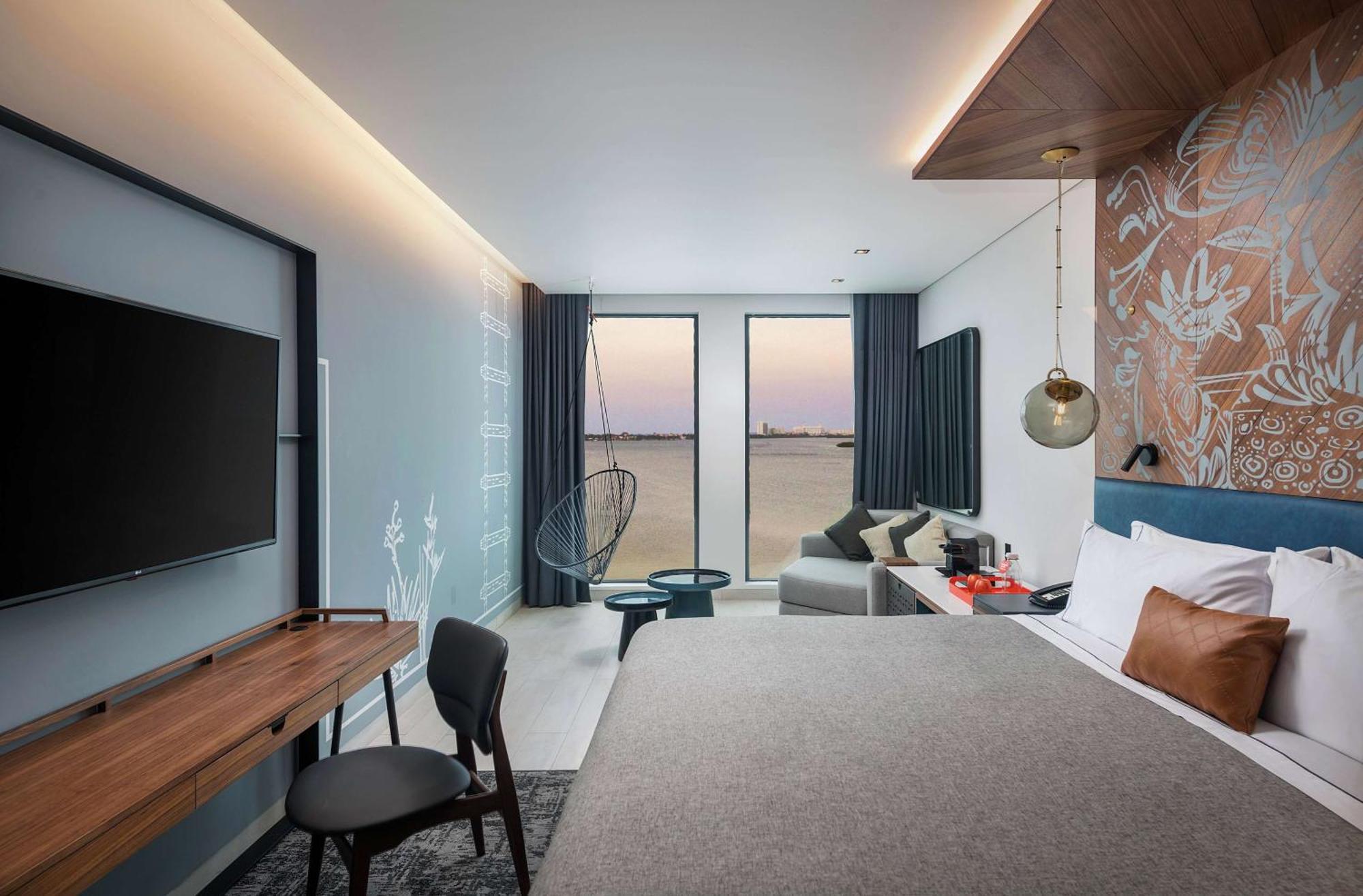 Habitación Doble con cama grande y vistas a la puesta de sol