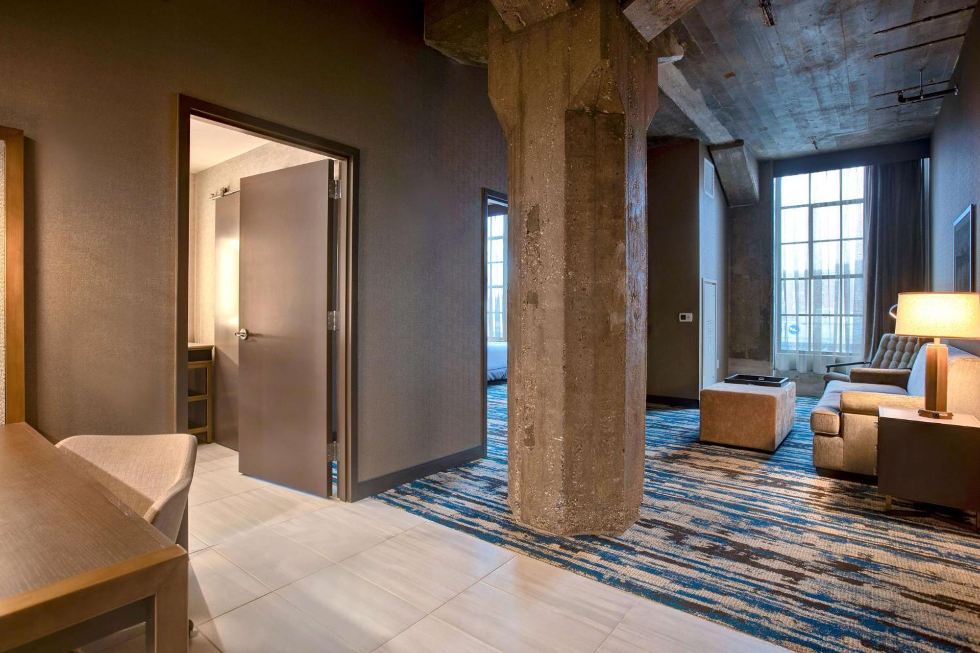 One-Bedroom King Suite with Roll-In Shower - Mobility Access/Non-Smoking,1557104884:JPEG