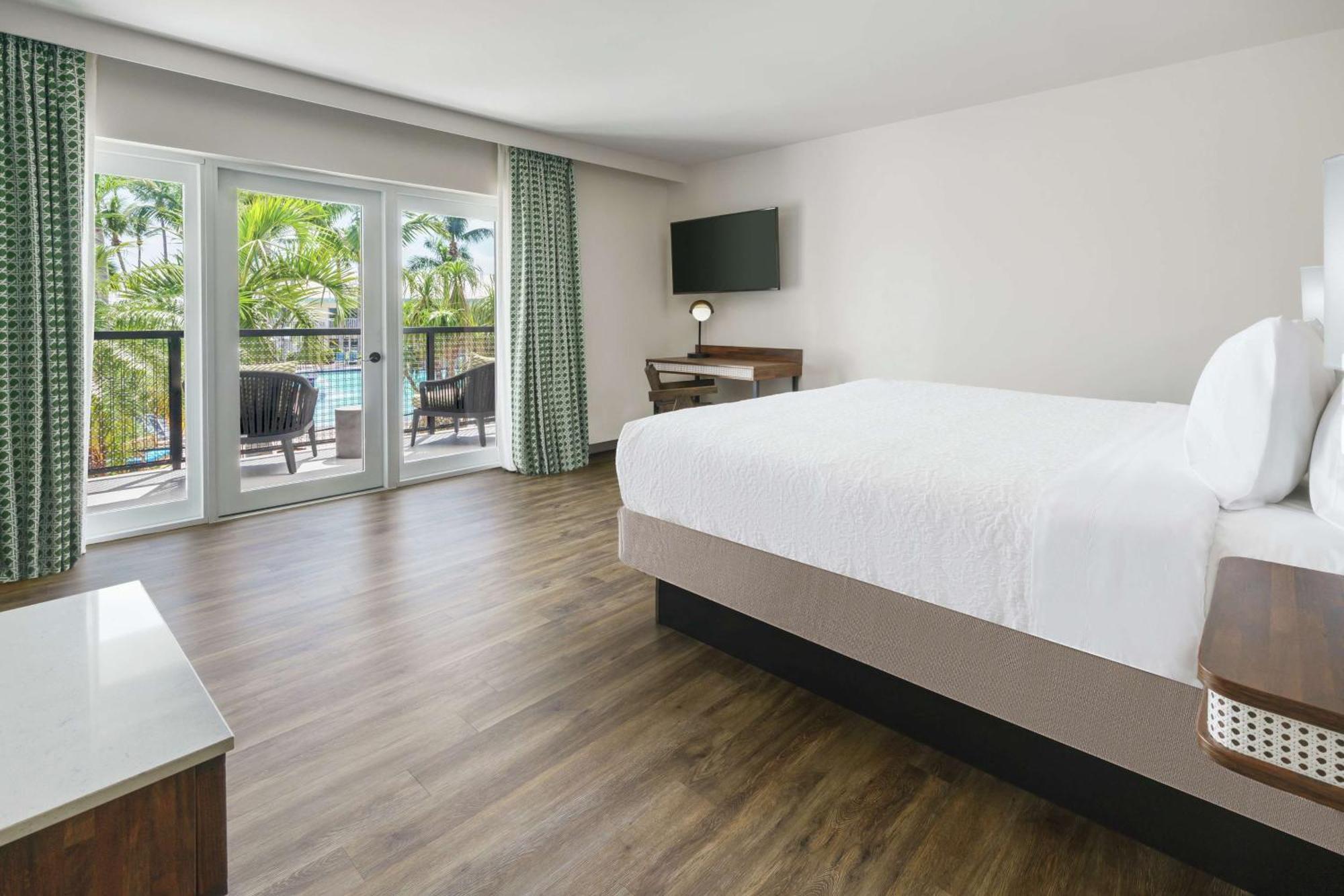 King Room with Pool View,1557107203:JPEG