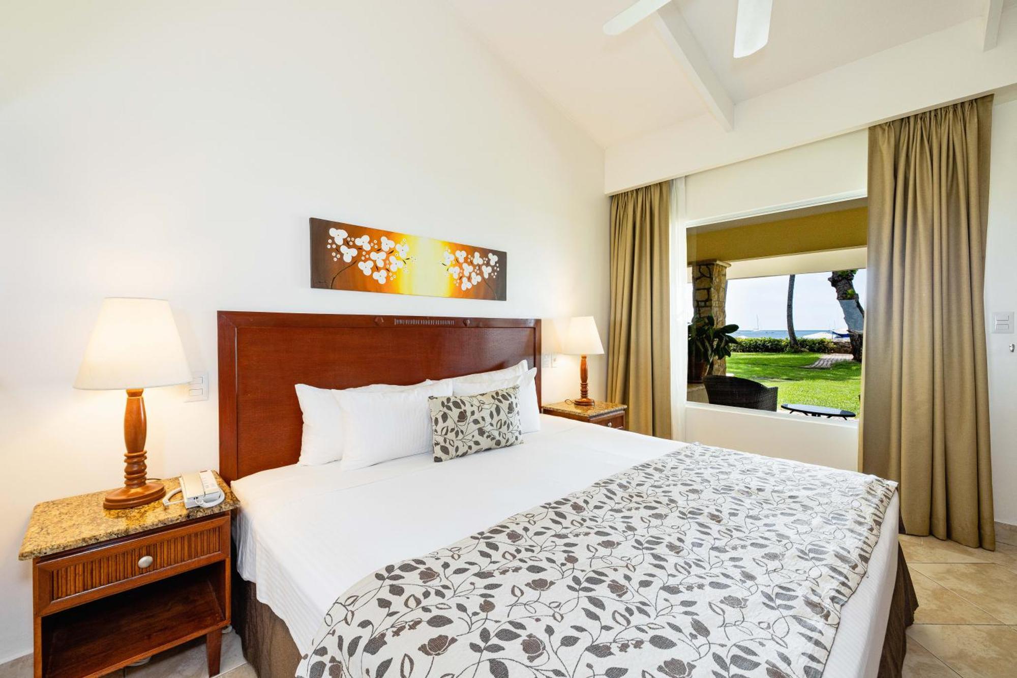 Zimmer Sunset mit Kingsize-Bett und Meerblick