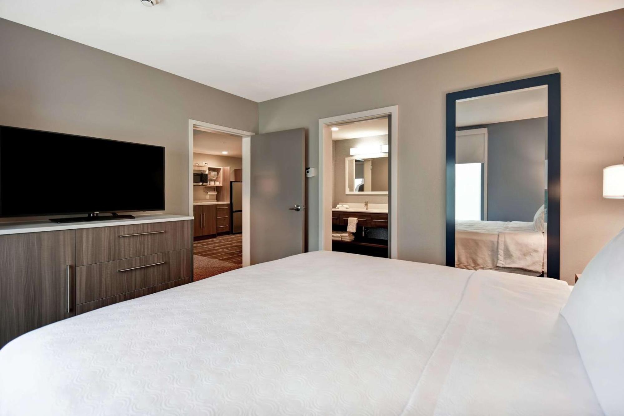 One-Bedroom King Suite - Non-Smoking
