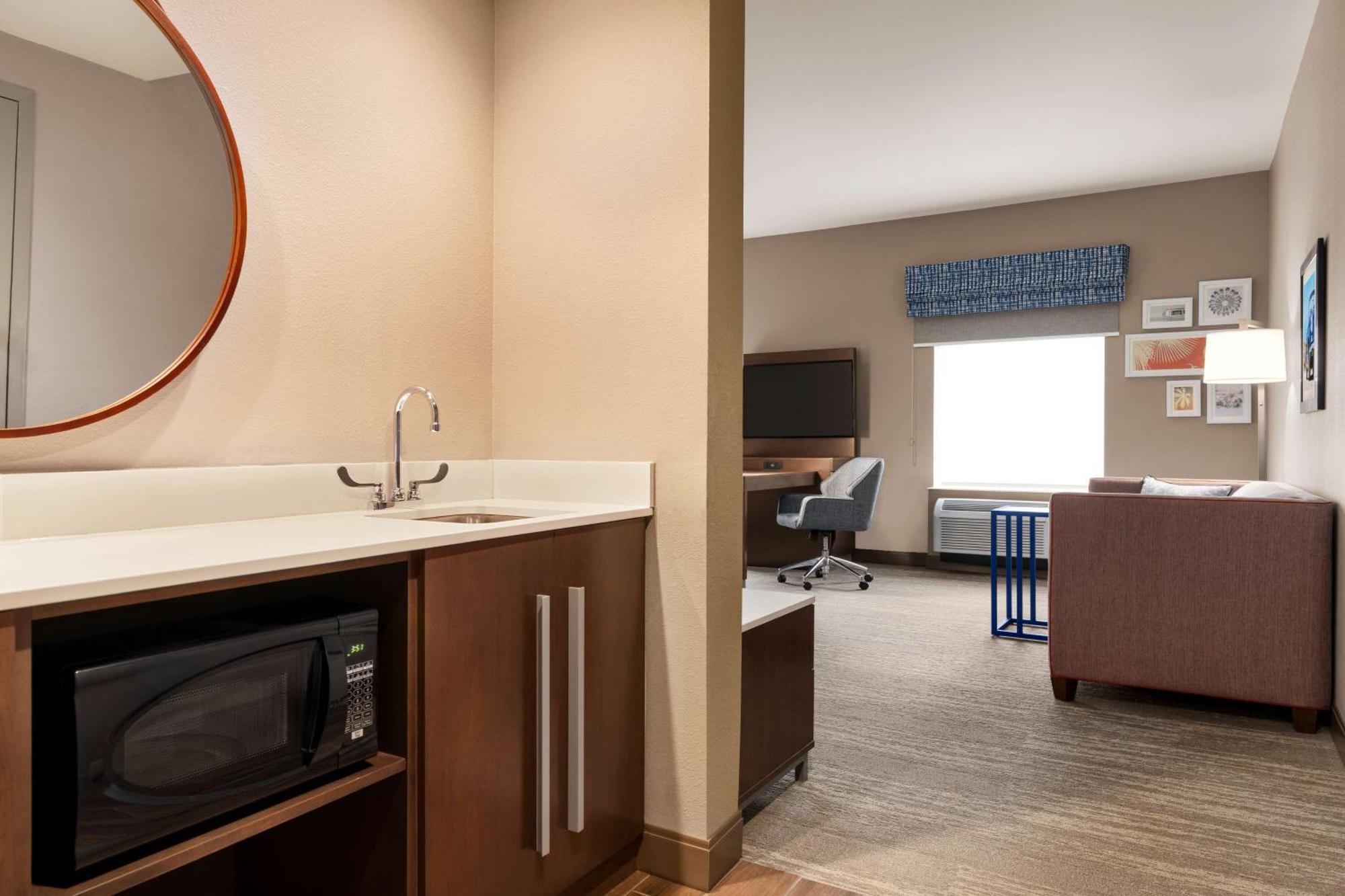 Queen Room Bath Tub Mobility Access or Non-Smoking
