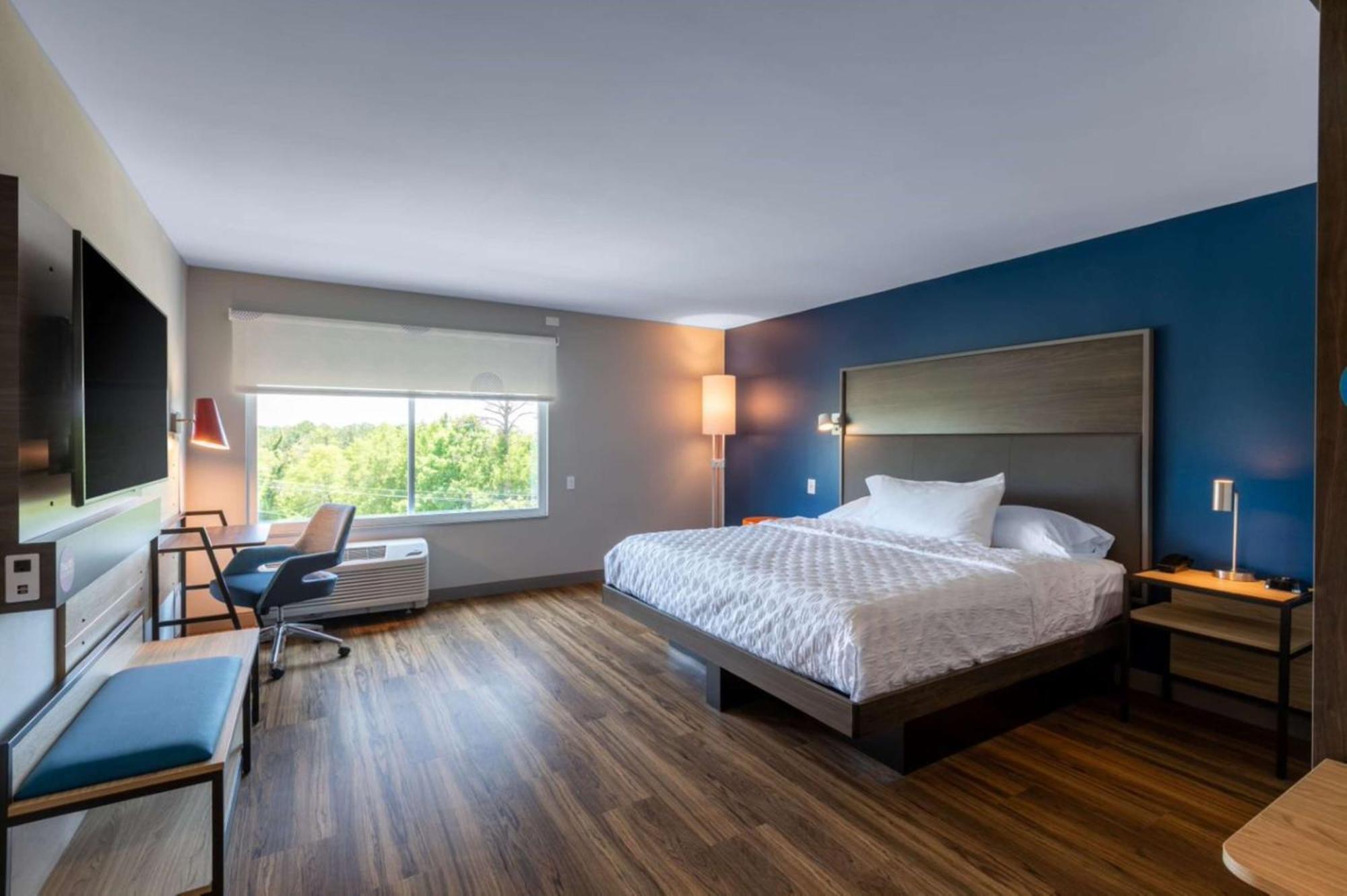King Room with Roll-In Shower - Mobility Access